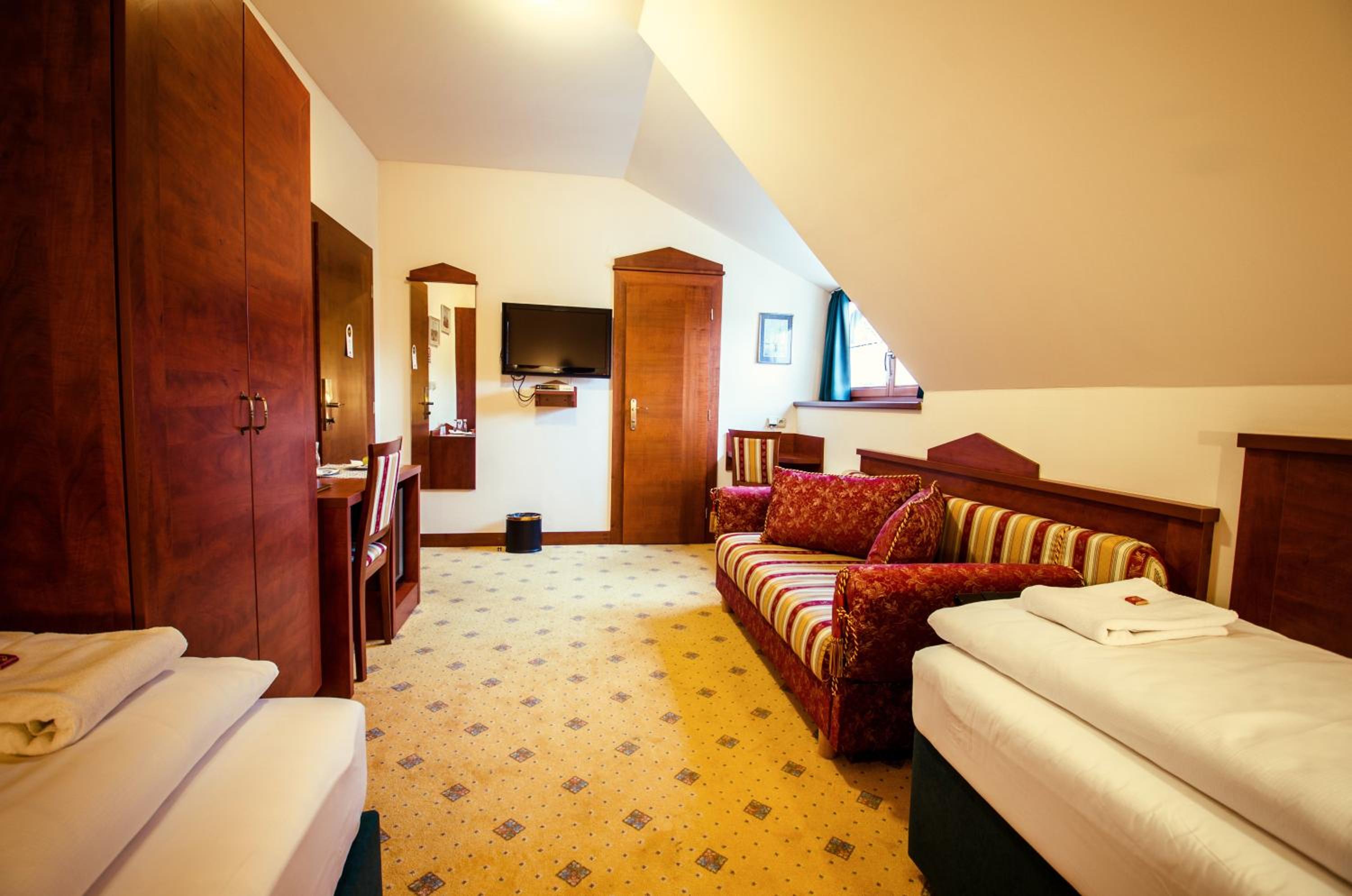 Deluxe Double Room (Bed with Stairs) - Photo 9