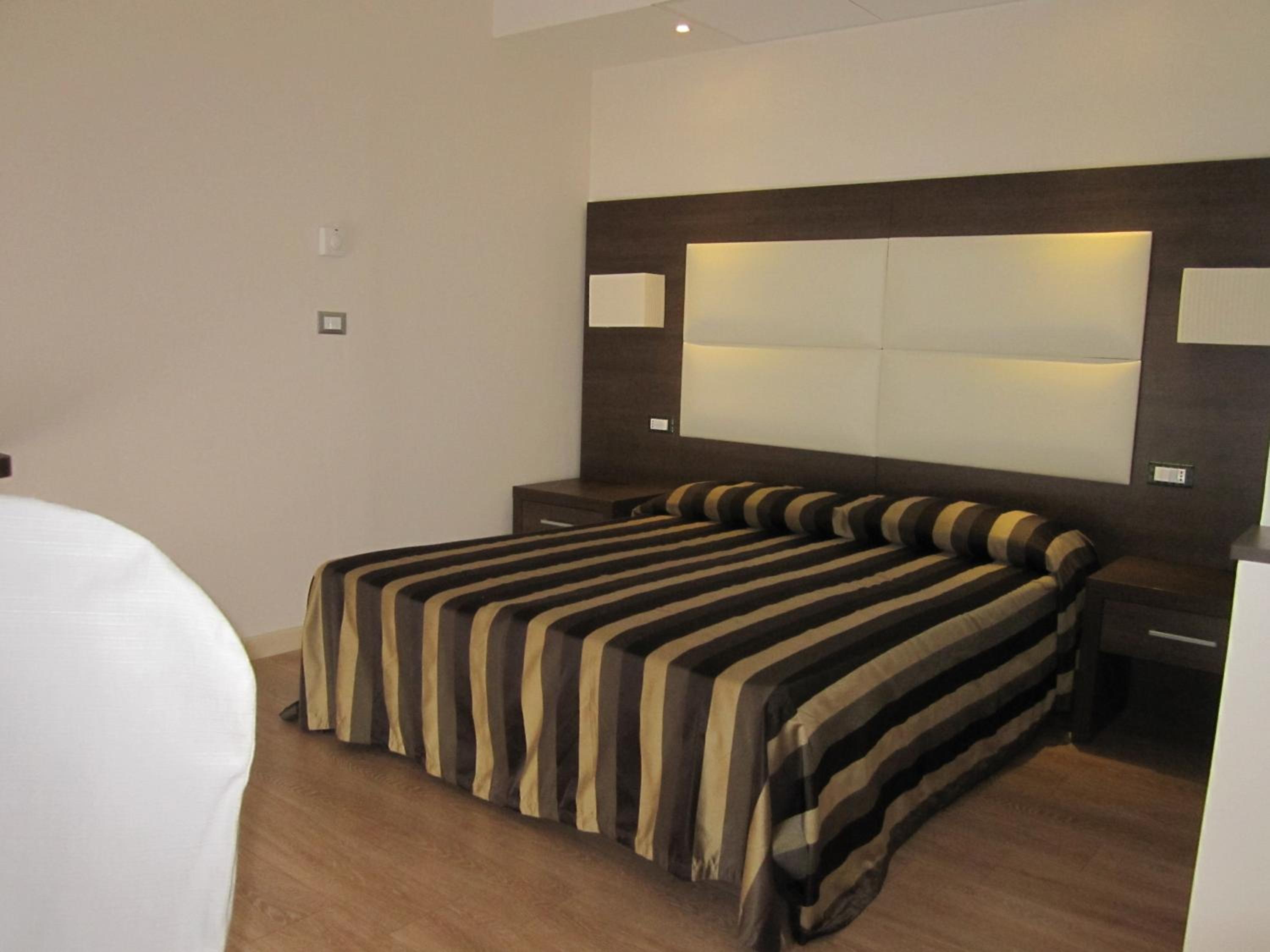 Deluxe Triple Room - Photo 2