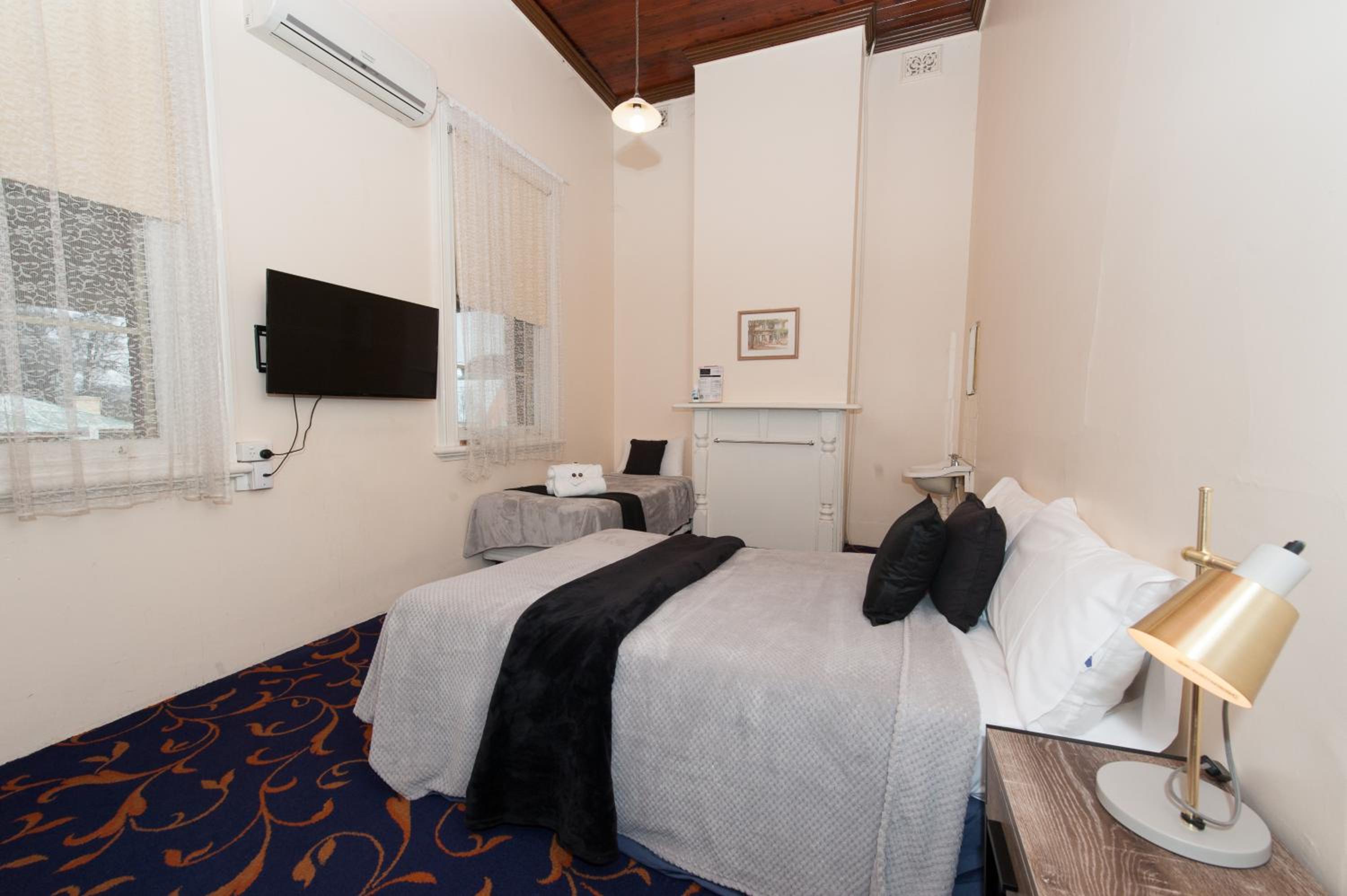 Budget Double Room photo 3