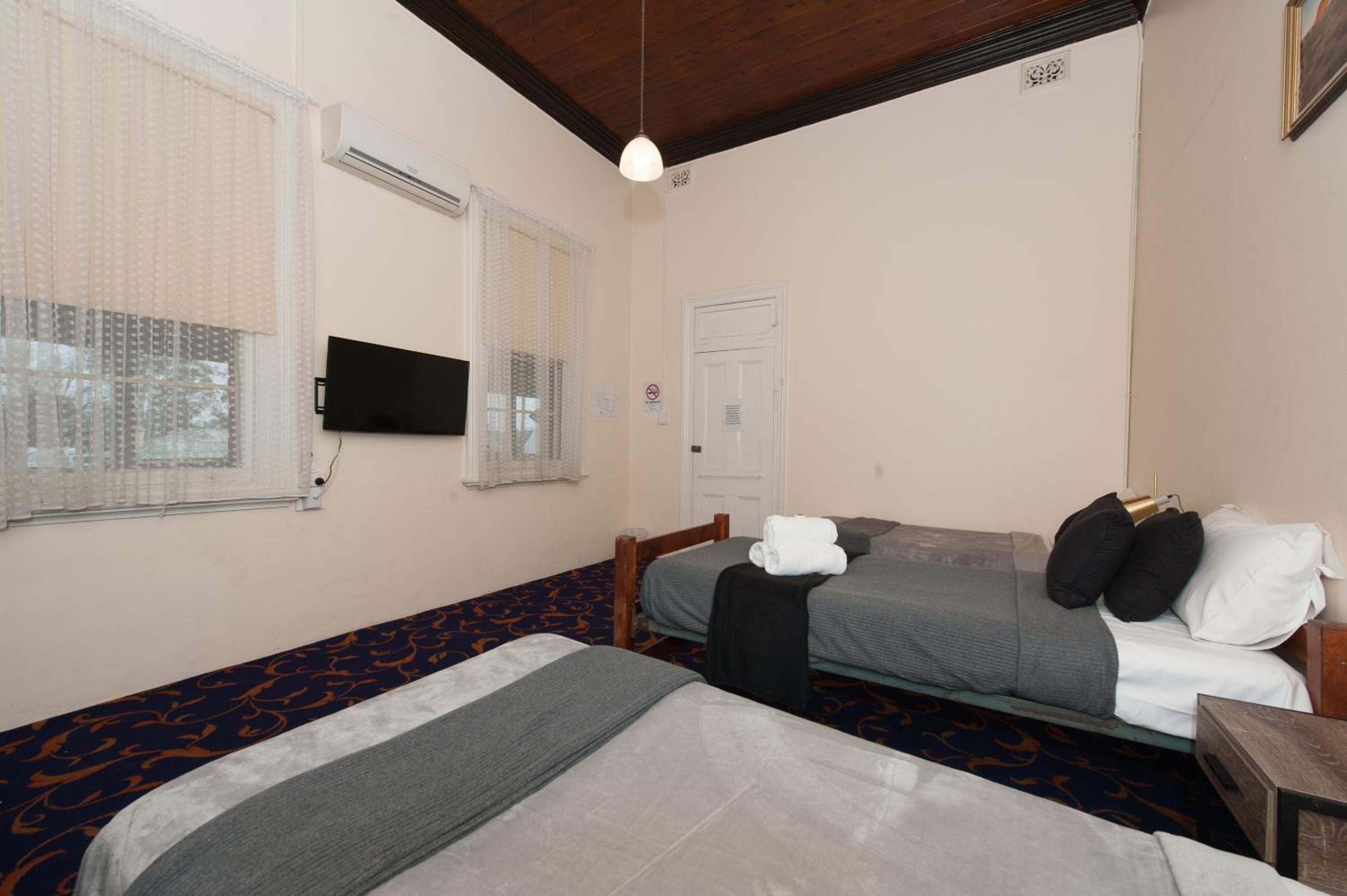 Family Room with 1 Double Bed and 2 Single Bed photo 2