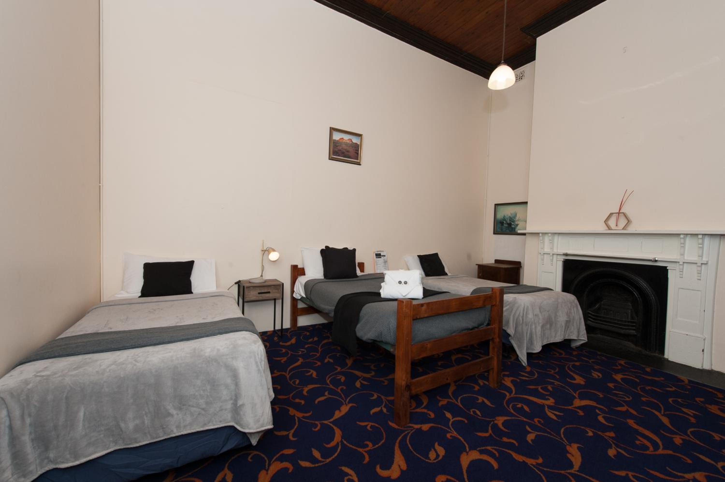 Family Room with 1 Double Bed and 2 Single Bed photo 3