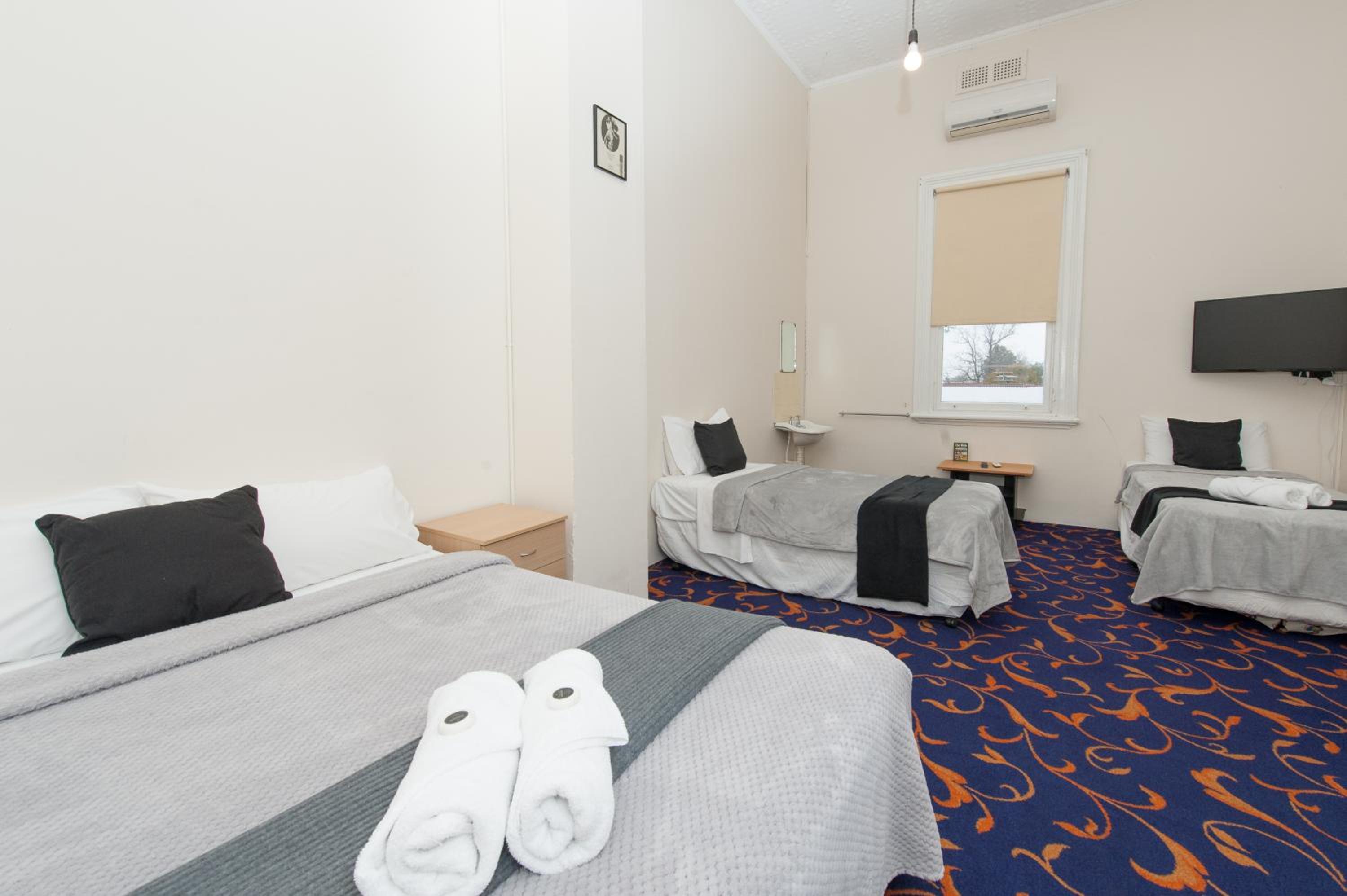 Family Room with 1 Double Bed and 2 Single Bed