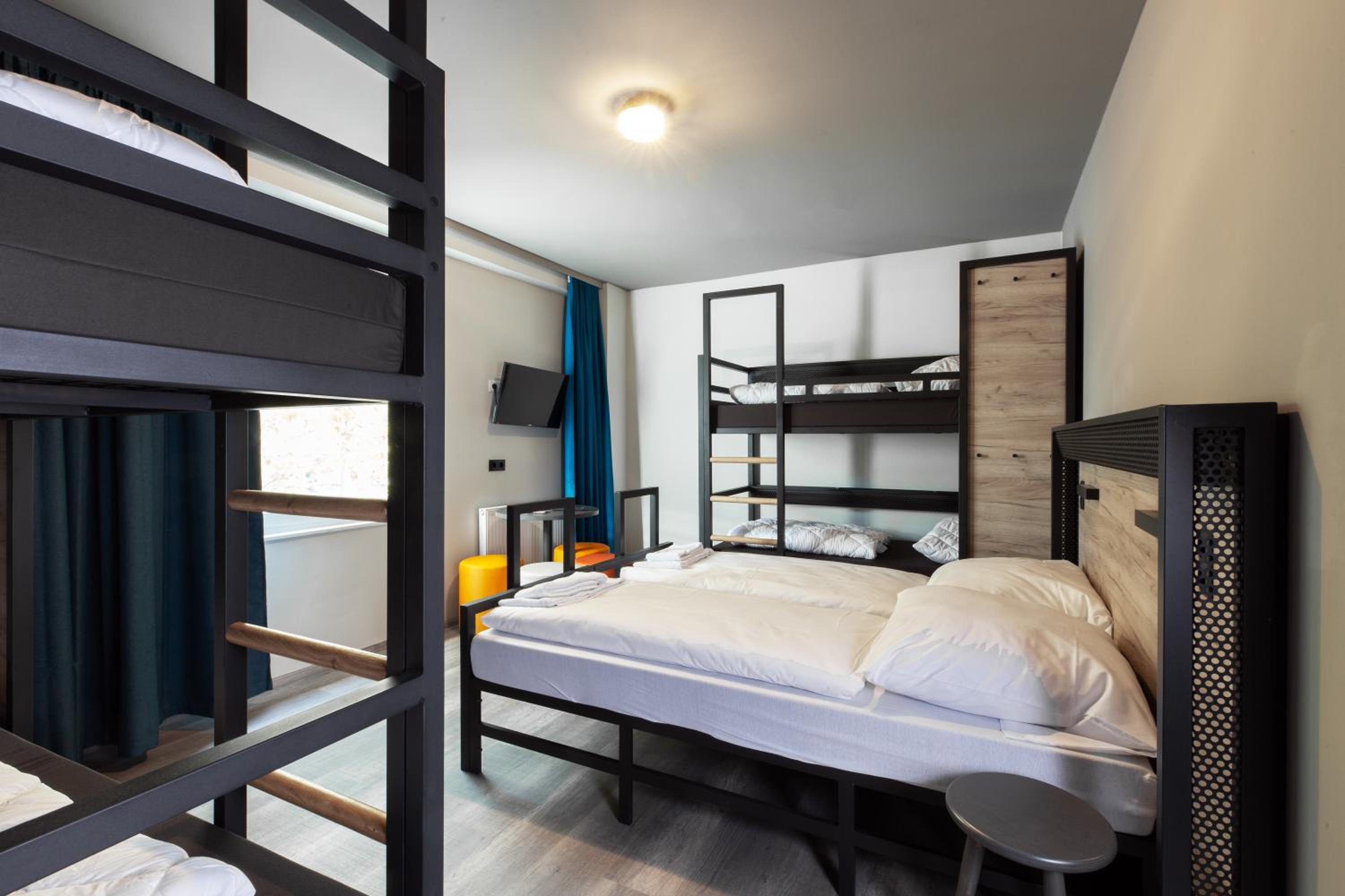 6-Bed Room photo 3