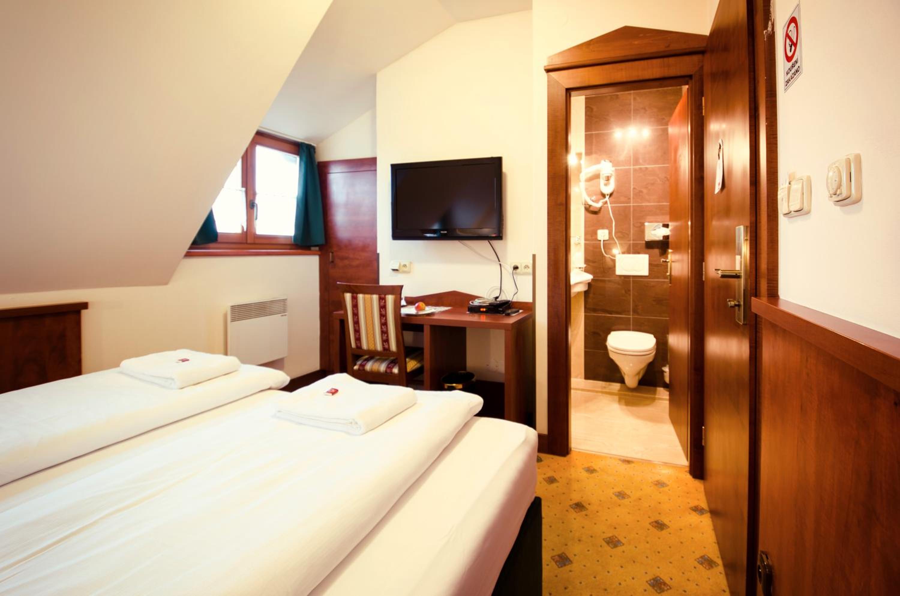 Standard Twin Room - Photo 4