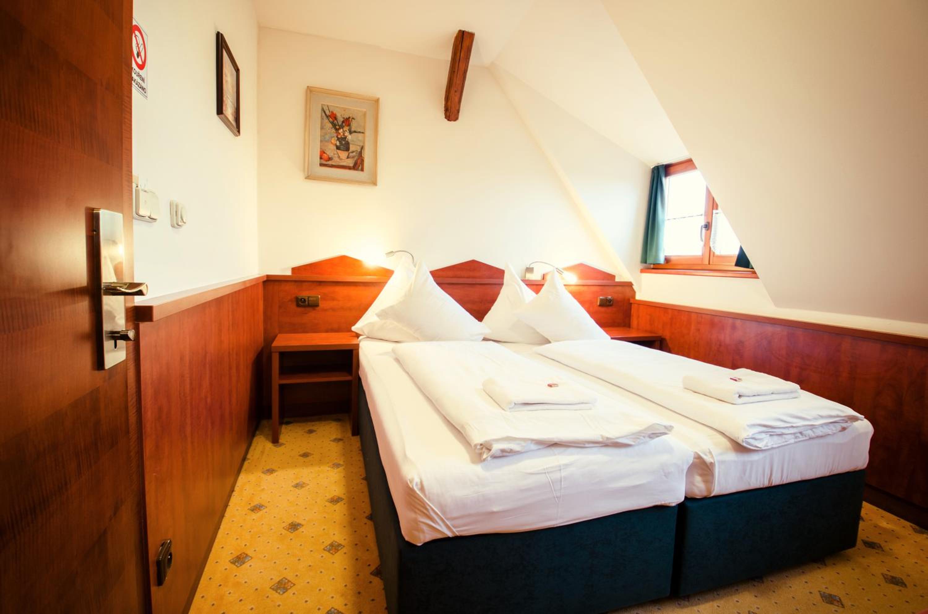 Standard Twin Room - Photo 3