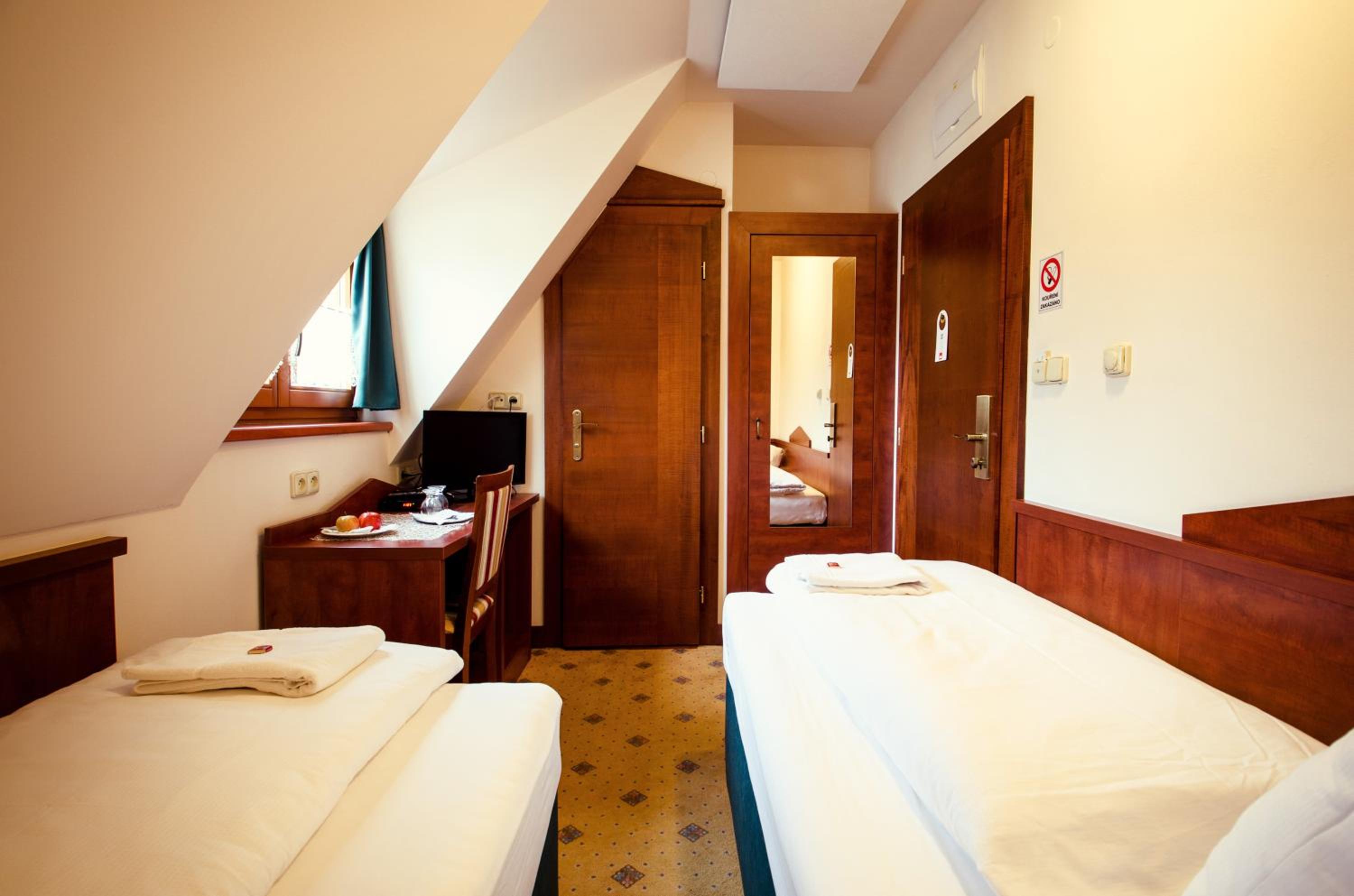 Standard Twin Room - Photo 6