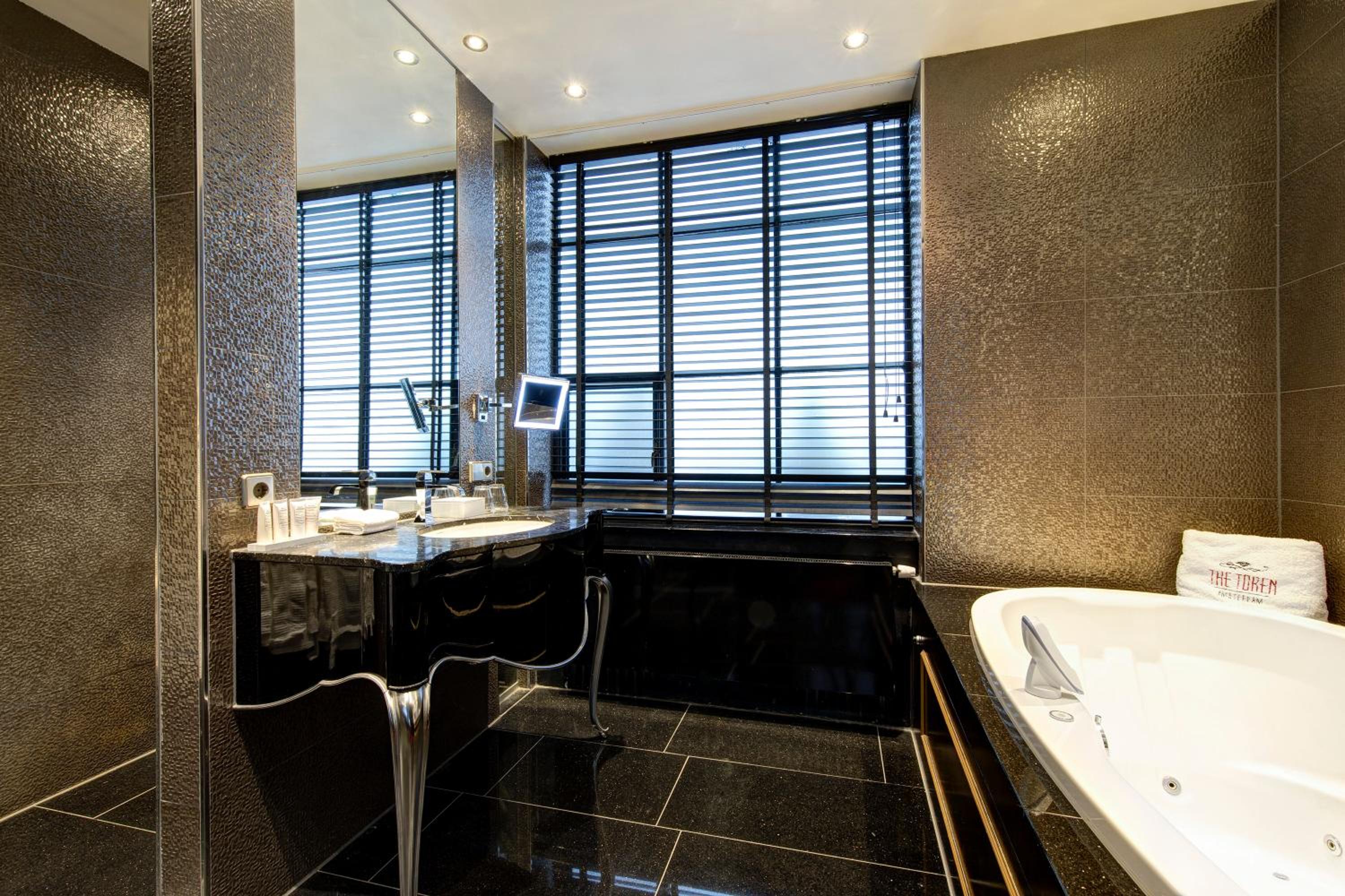 Superior Deluxe Room Canal View with Spa Bath