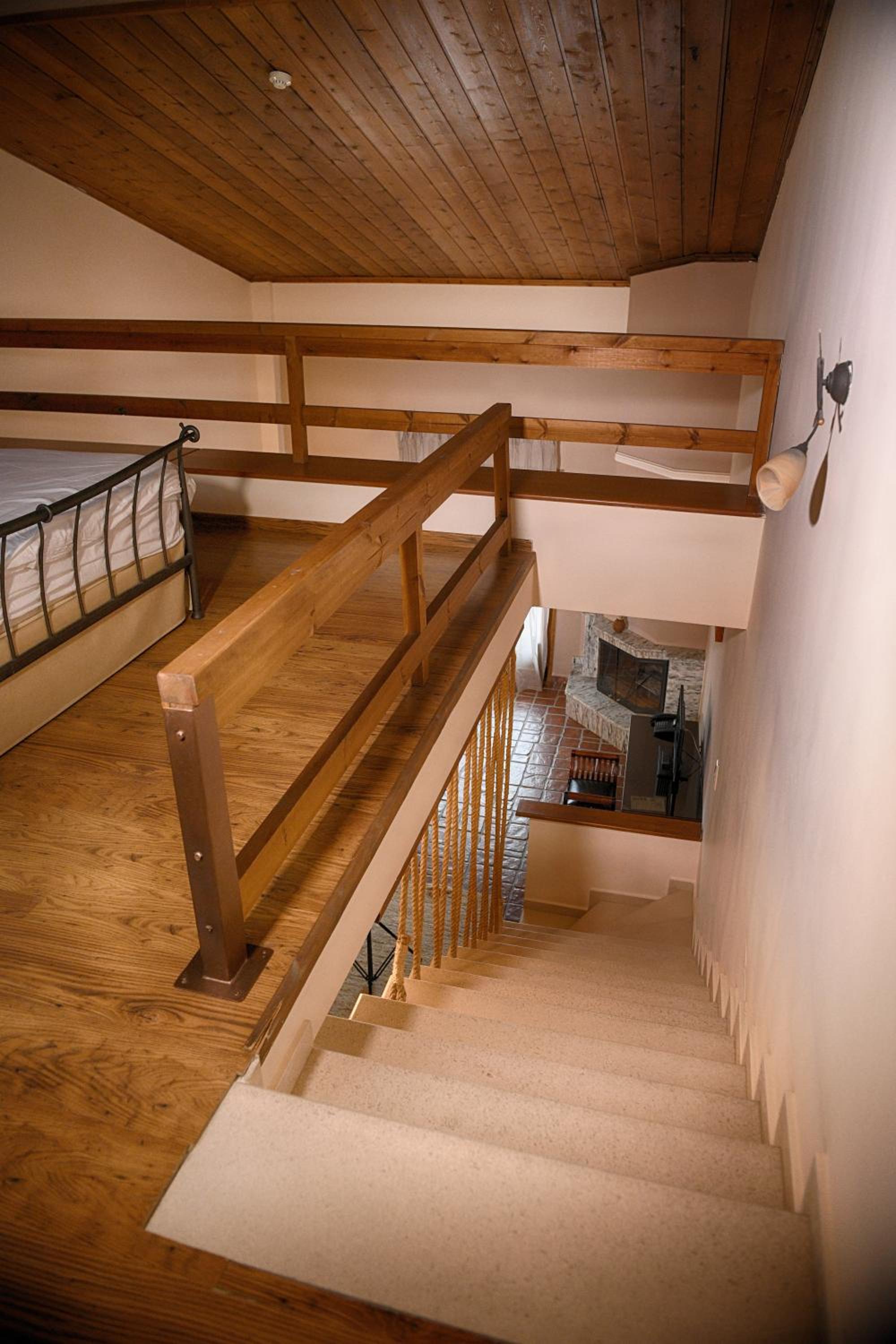 One-Bedroom Apartment - Split Level - Photo 4
