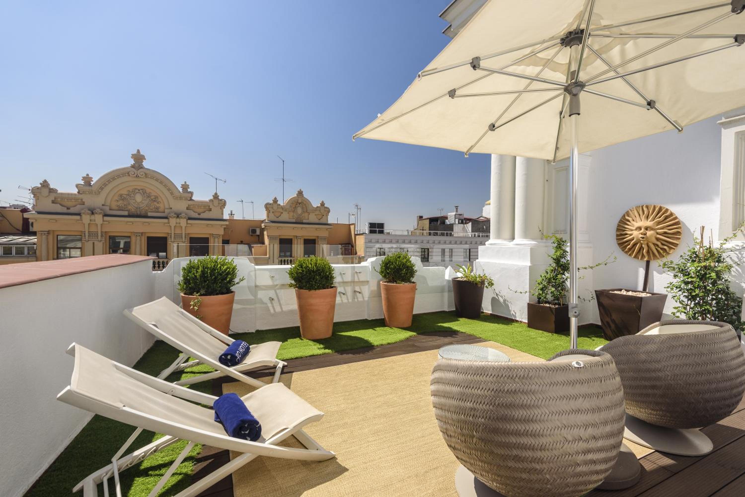 Deluxe Double Room with Terrace - Photo 8