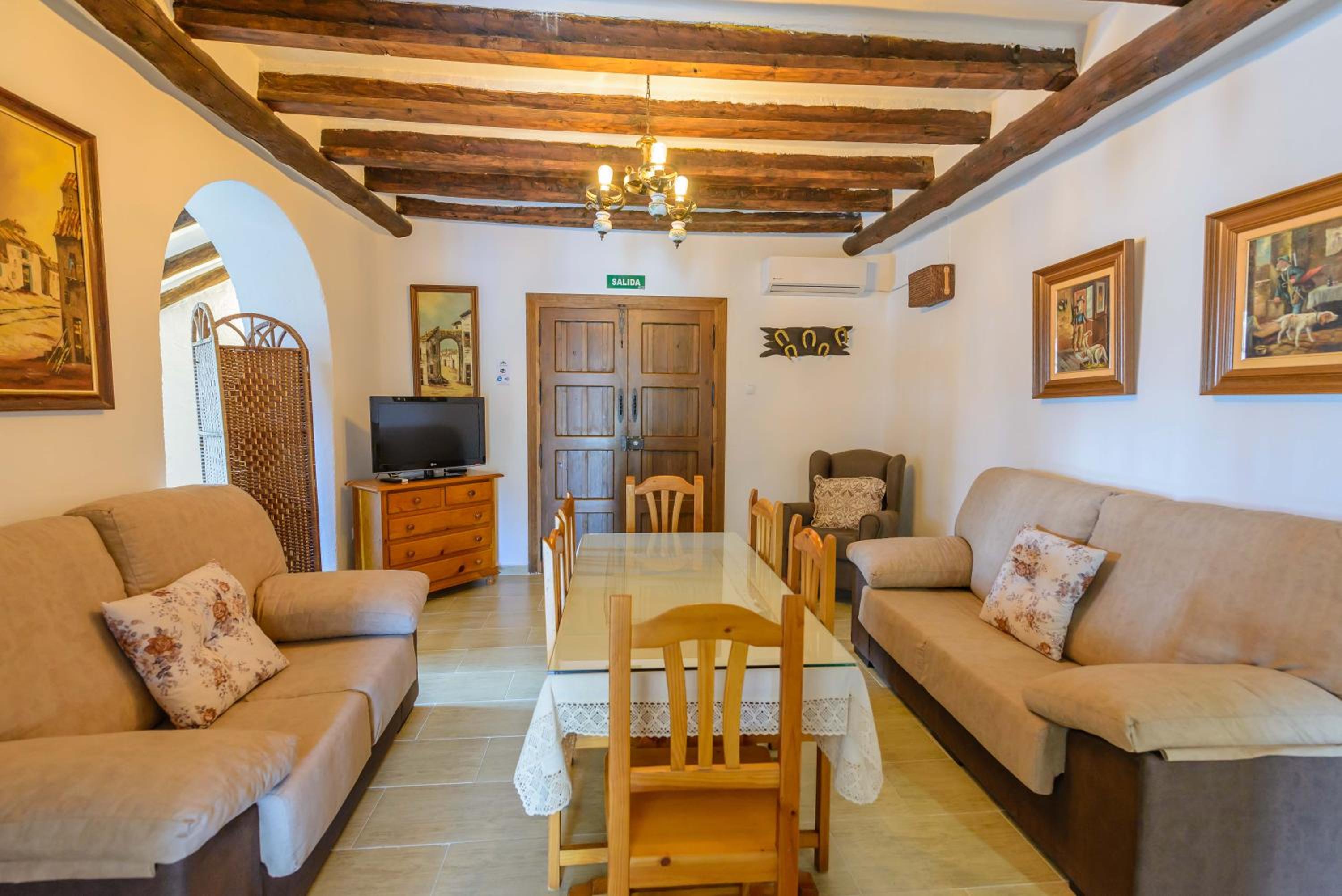Eight-Bedroom House photo 2
