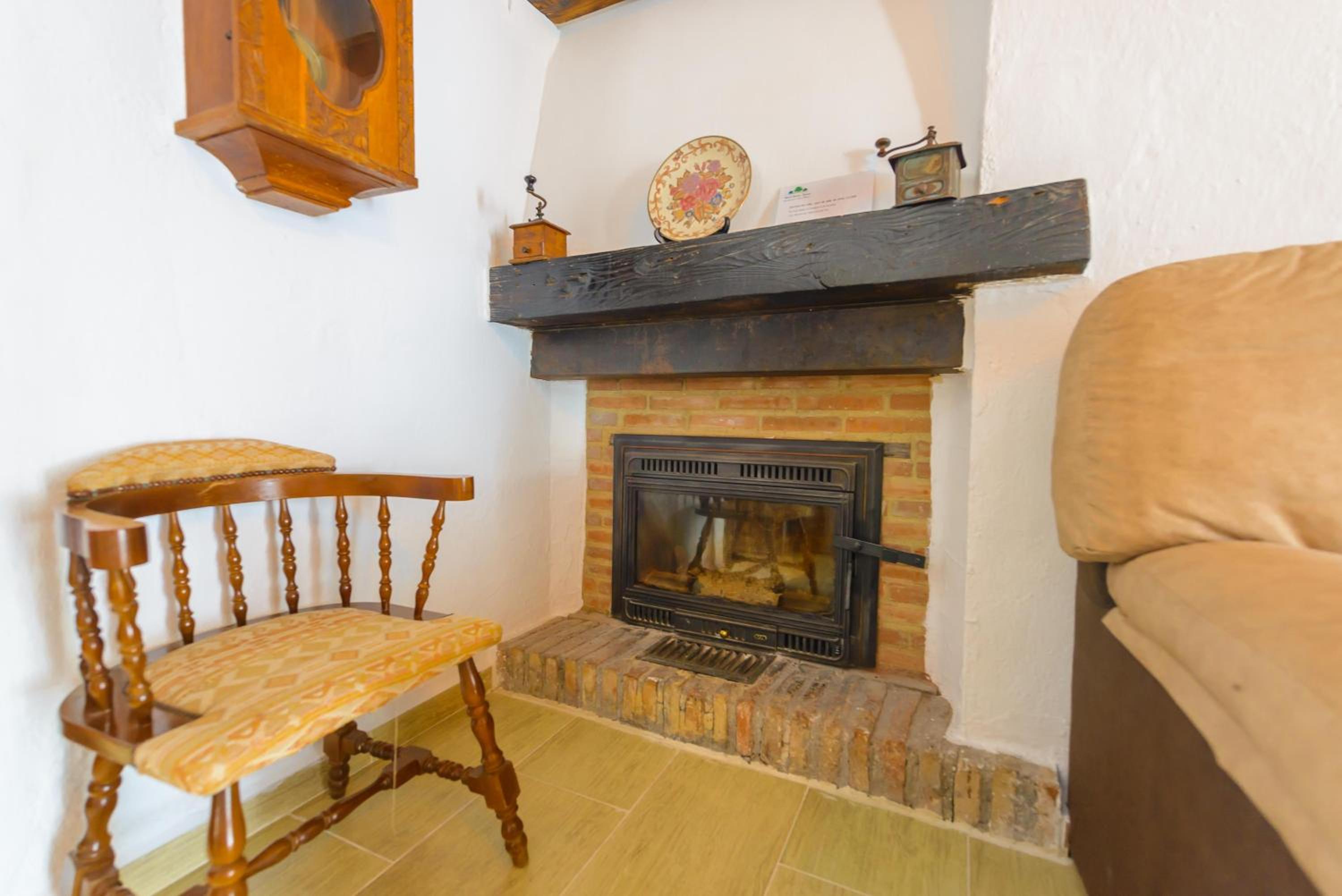 Eight-Bedroom House photo 3