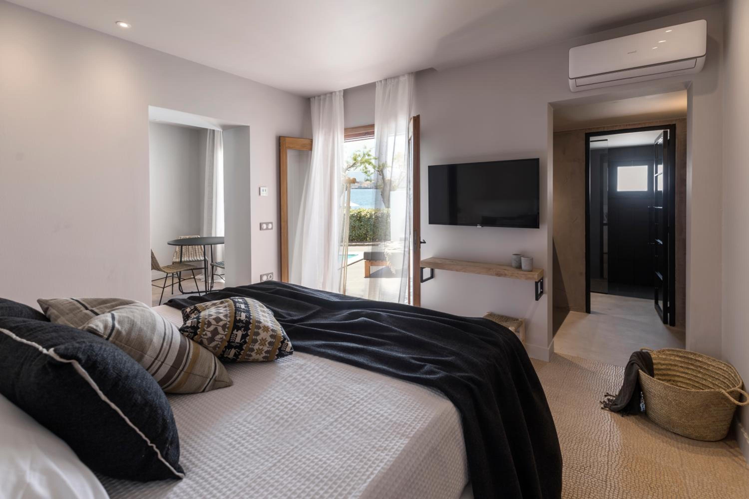 One-Bedroom Seafront Villa with Private Pool