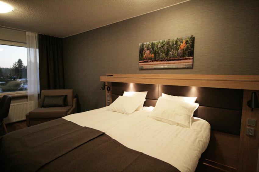 Superior Family Room - Photo 9
