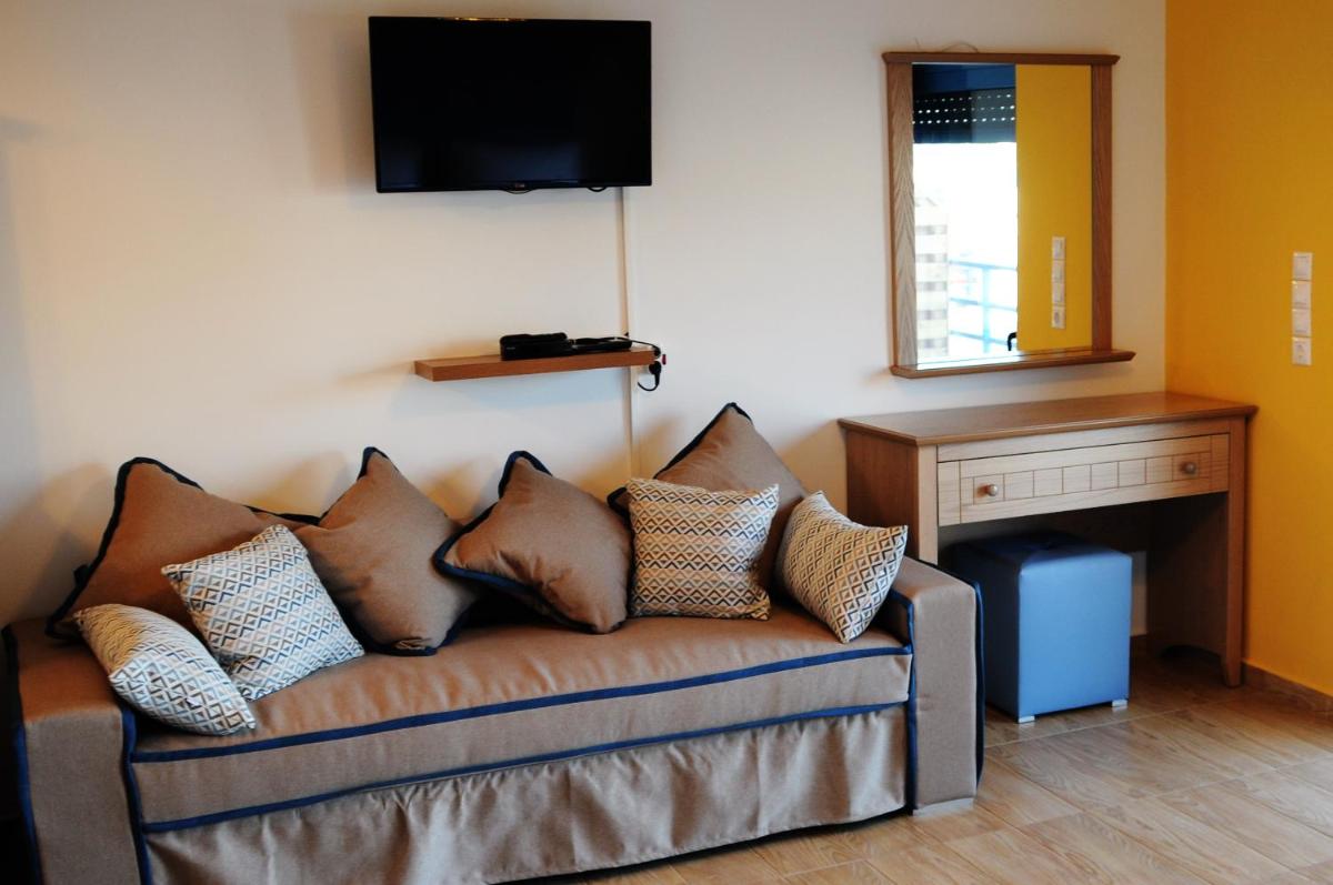 Quadruple Room with Side Sea View photo 2