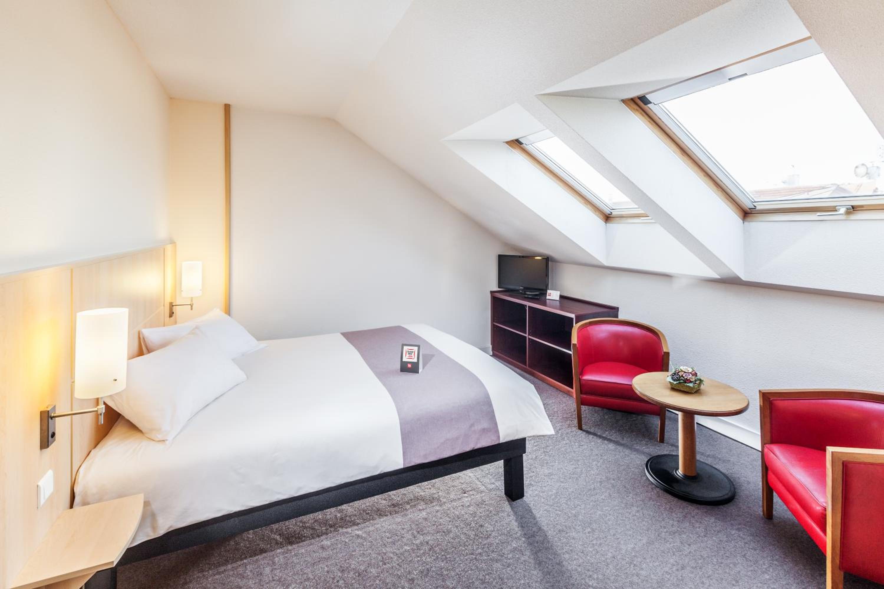 Standard Double Room thumbnail 5