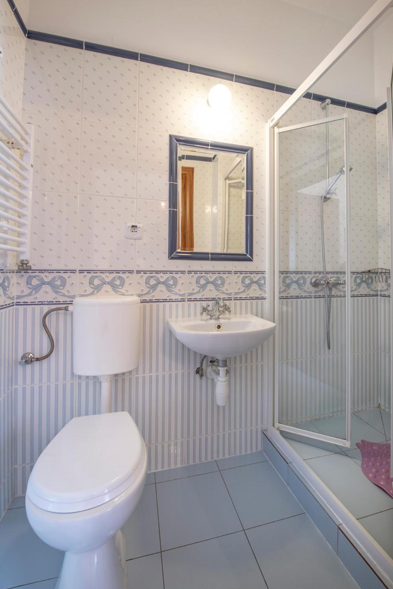 Twin Room with Private Bathroom - Photo 12