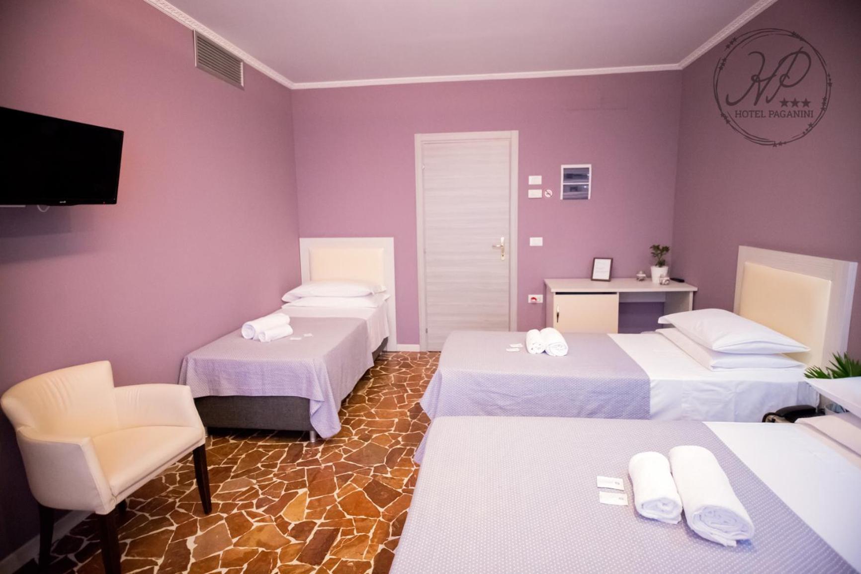 Quadruple Room with Private Bathroom photo 3