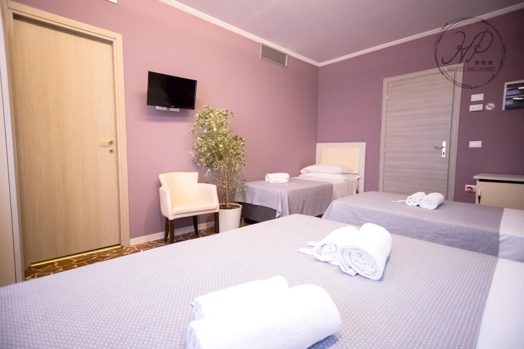 Quadruple Room with Private Bathroom photo 1
