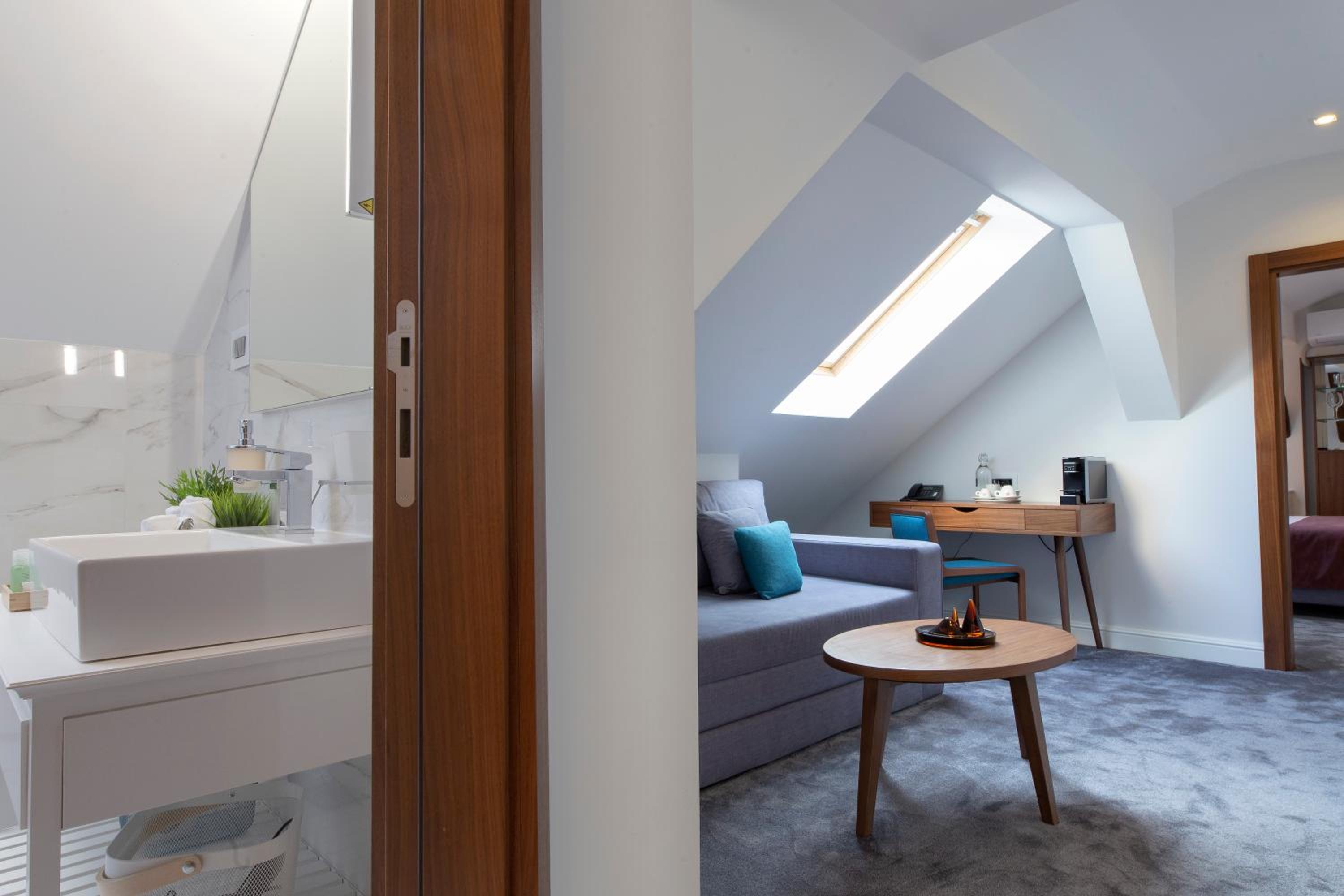 Two-Bedroom Apartment with Free Parking - Photo 3