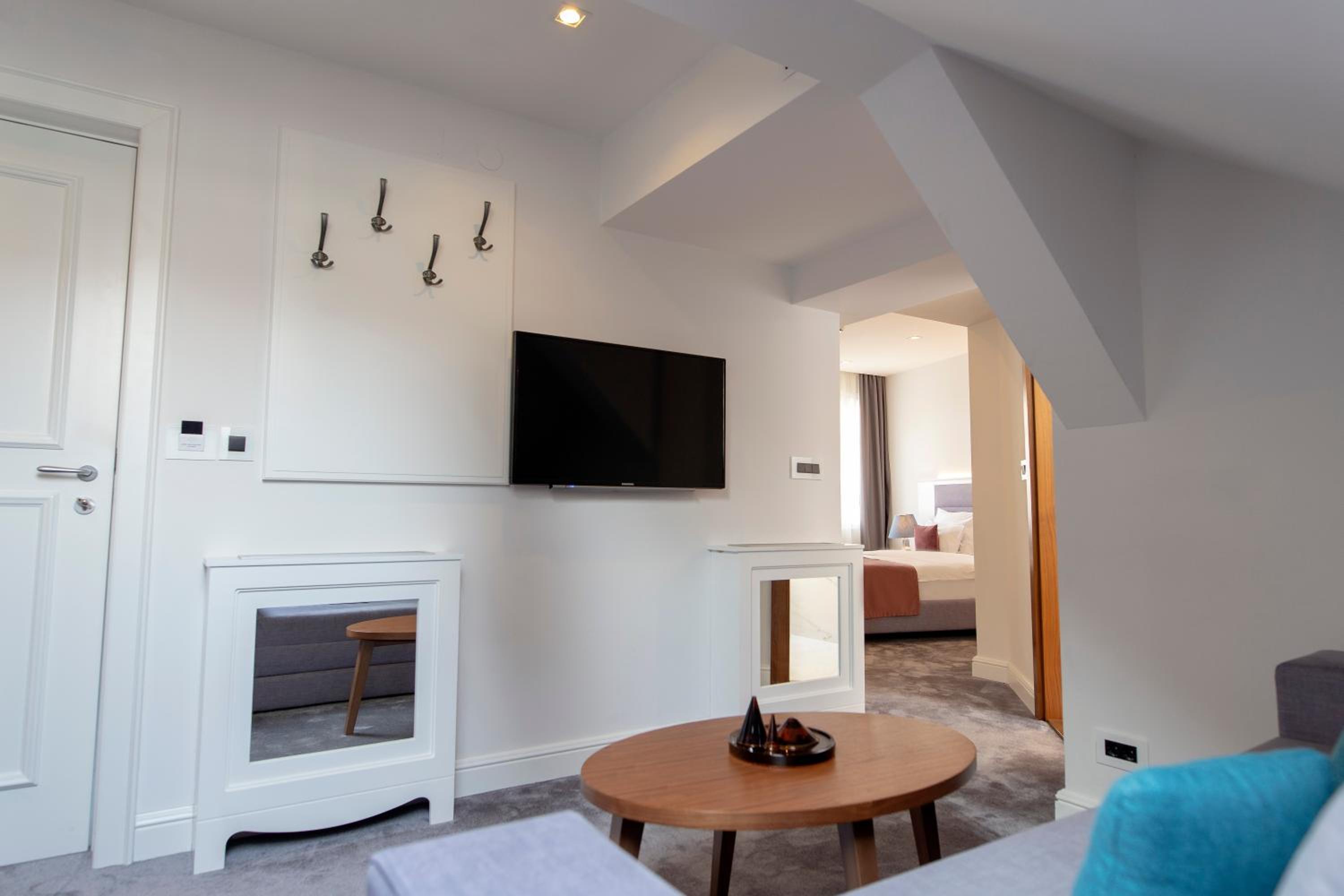 Two-Bedroom Apartment with Free Parking - Photo 4