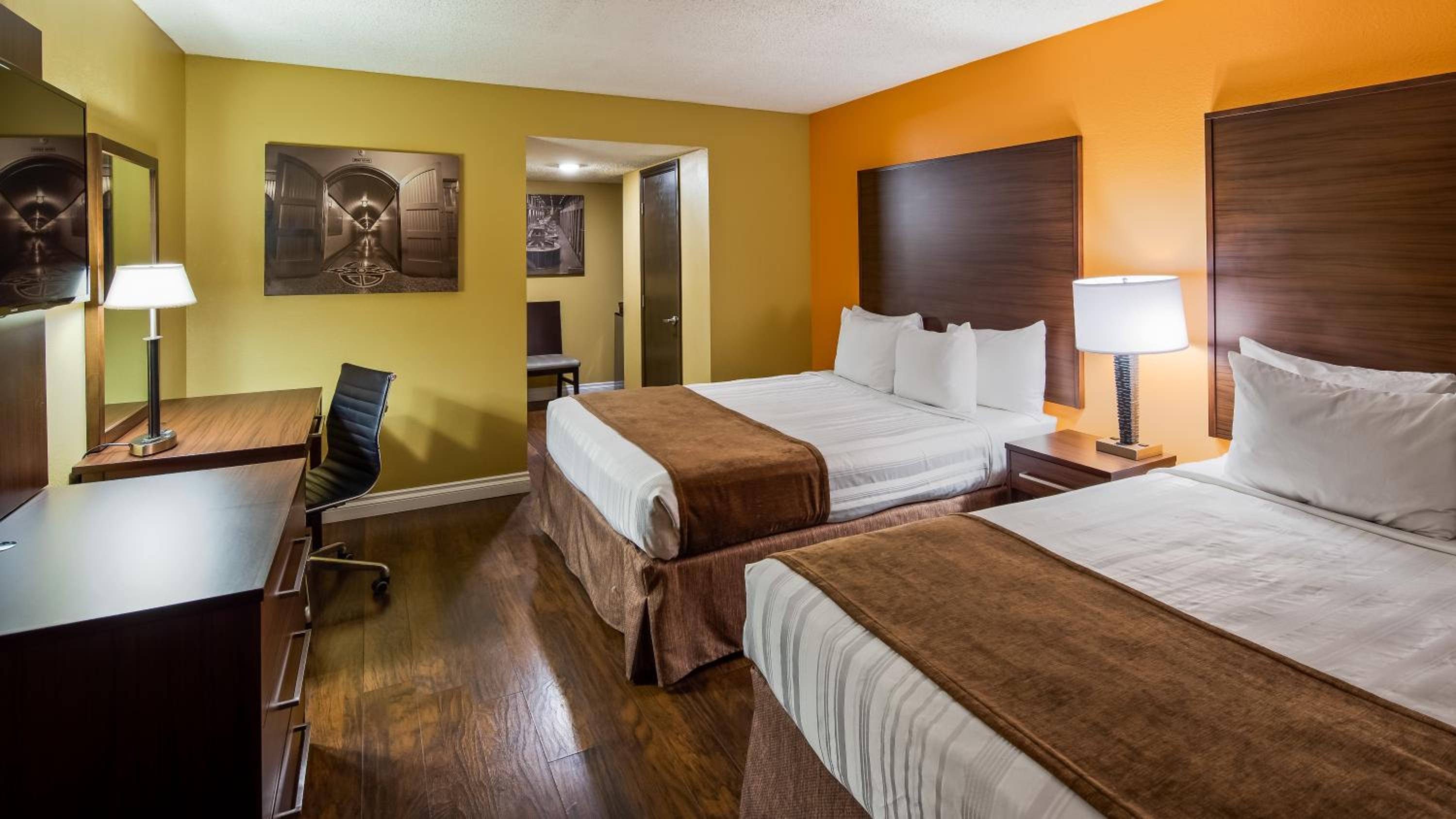 Queen Room with Two Queen Beds - Non-Smoking - Photo 3