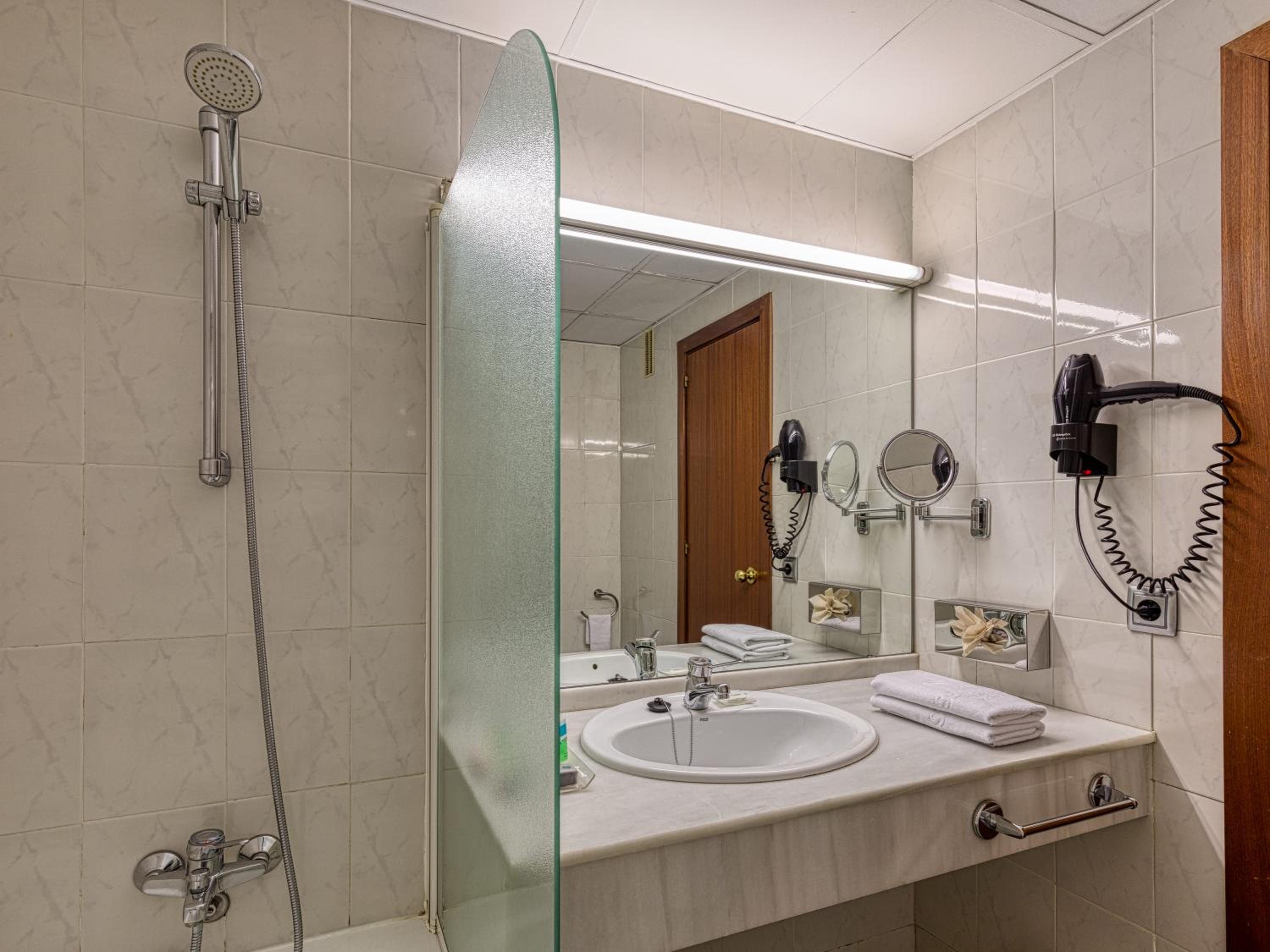 Double or Twin Room - Photo 2