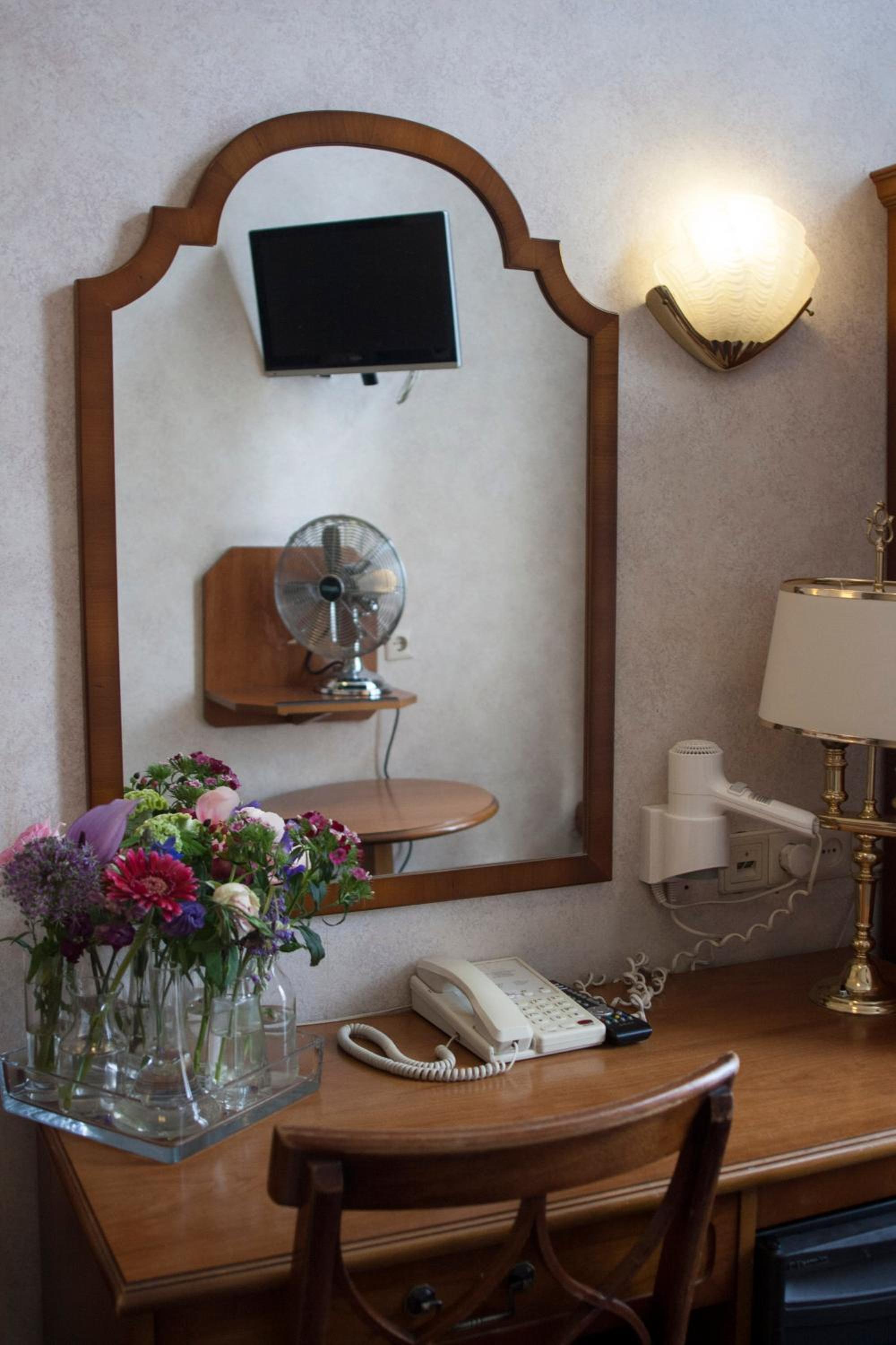Double Small (Private Bathroom) photo 3