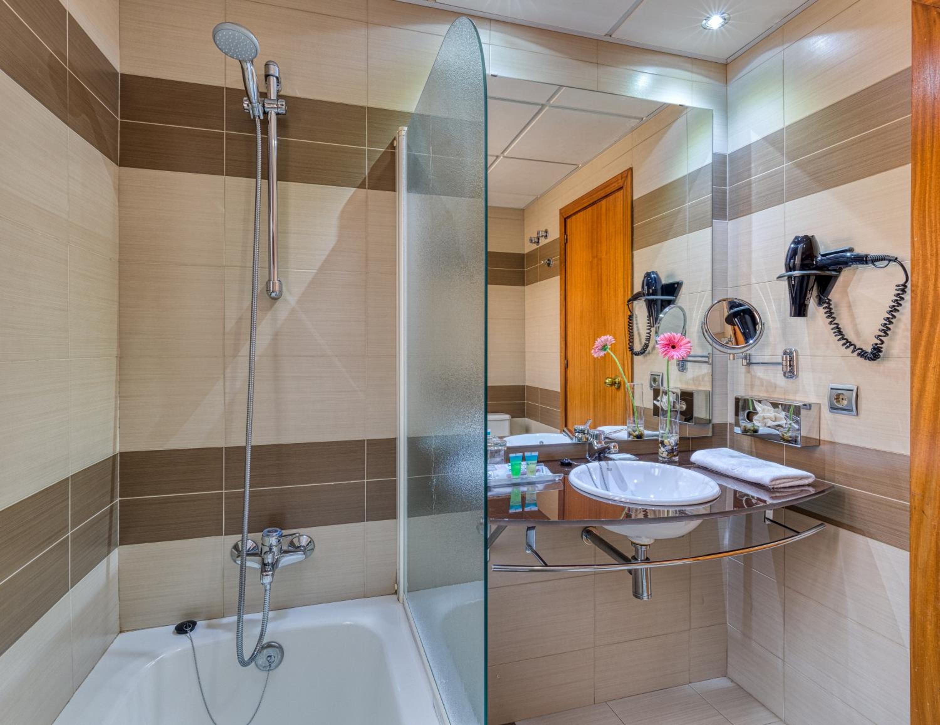 Double or Twin Room - Photo 5