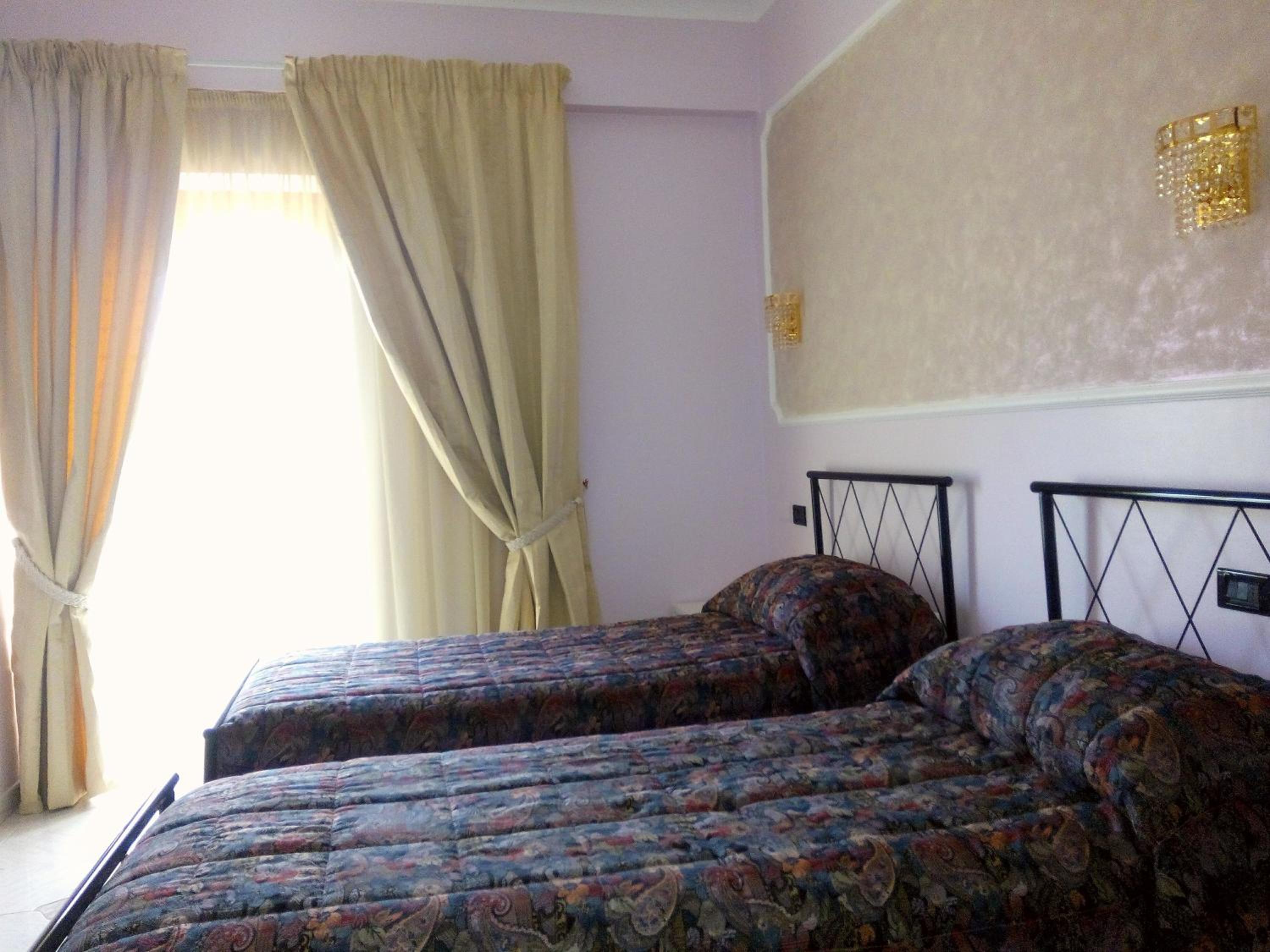 Twin Room with Private Bathroom - Photo 1