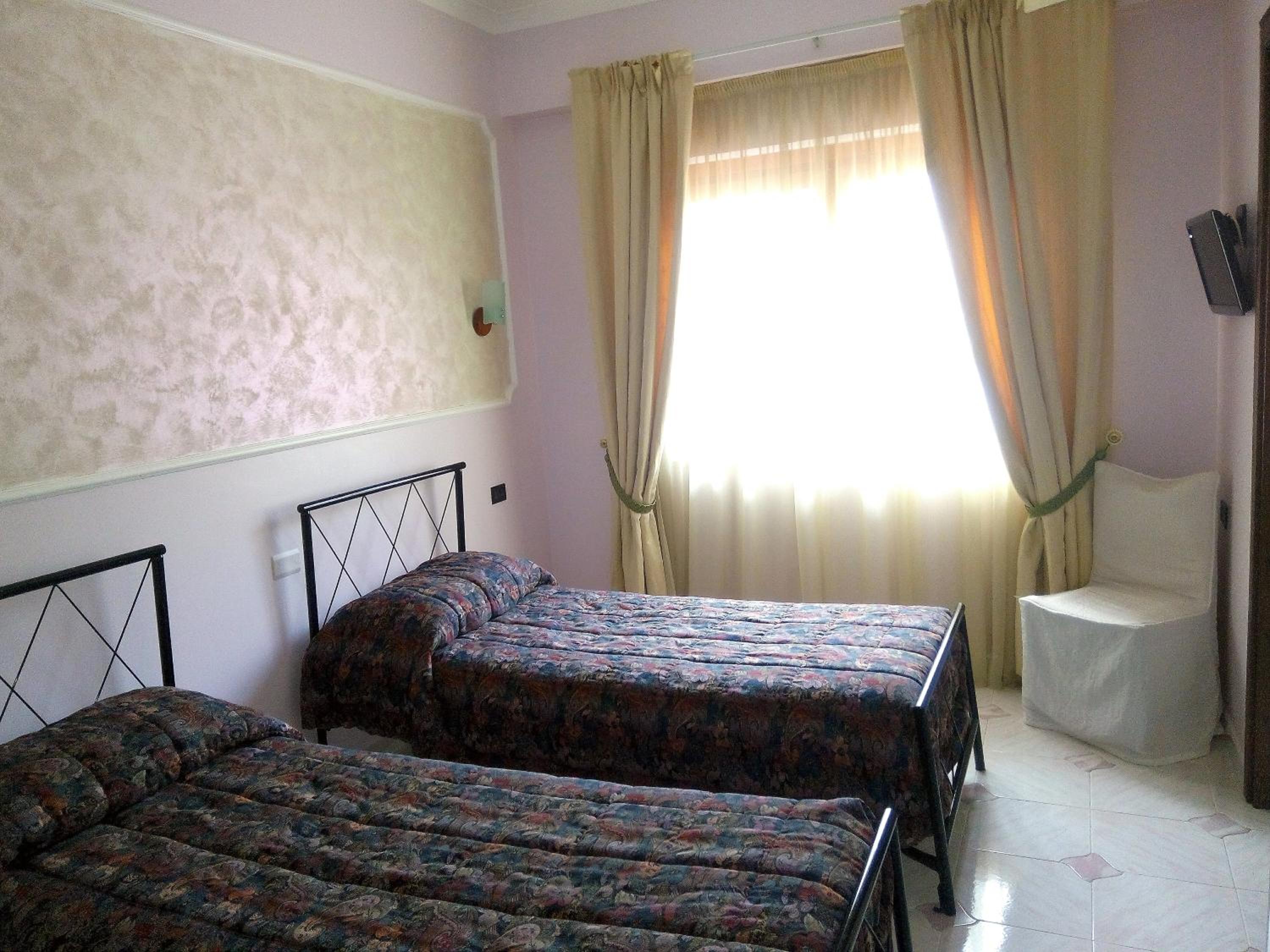 Twin Room with Private Bathroom - Photo 3