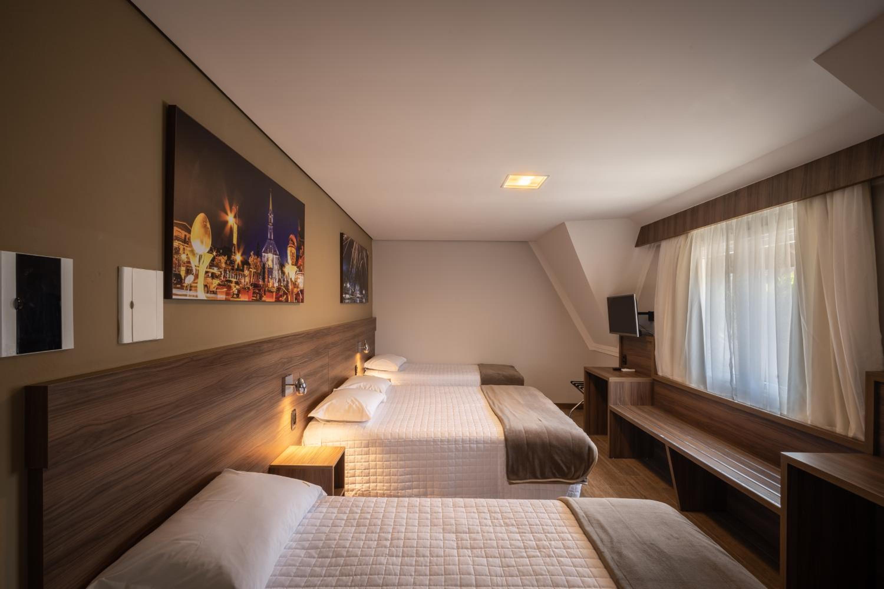 Luxury Quadruple Room thumbnail 6