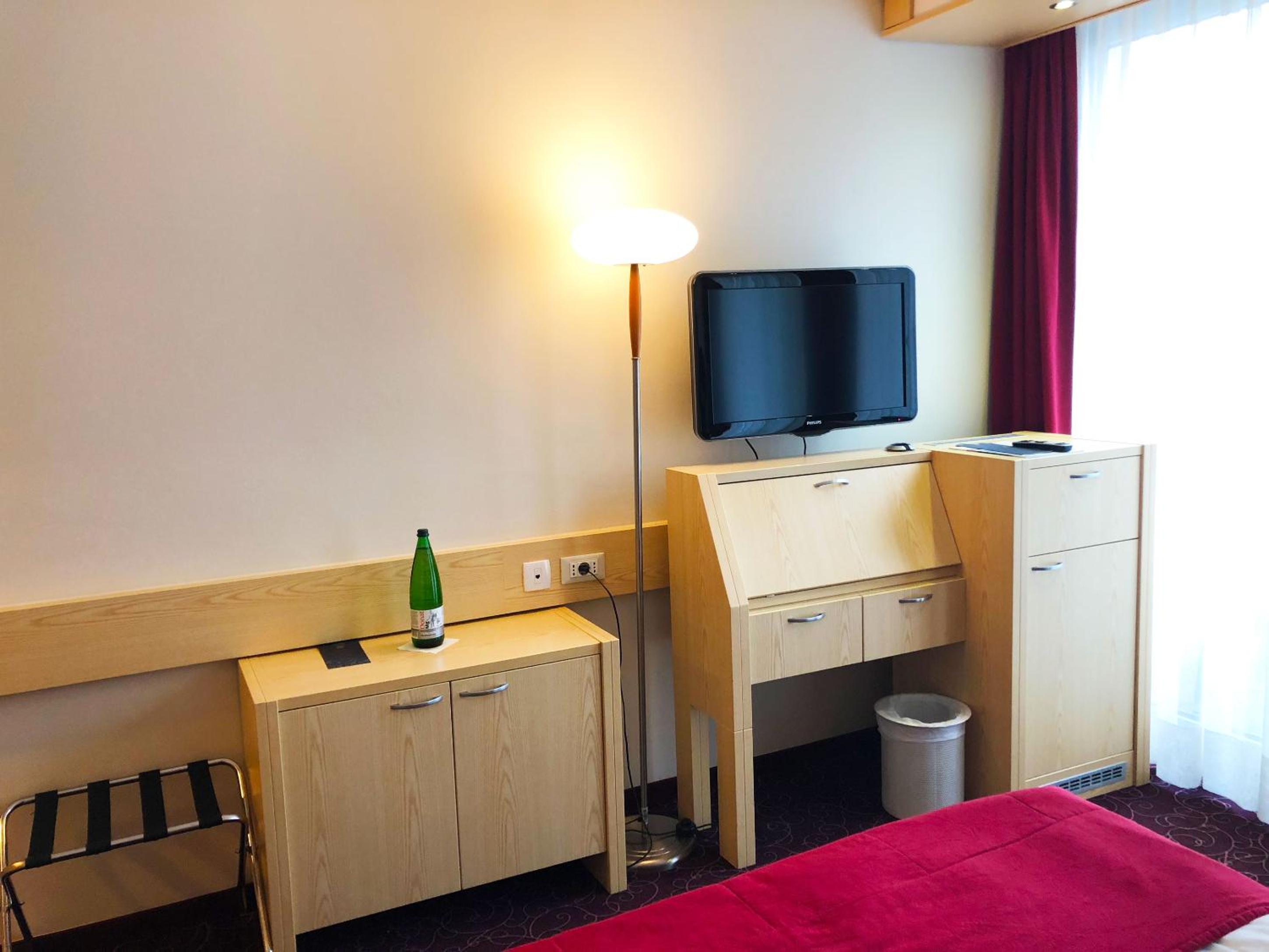 Double Room with Pool View - Photo 4