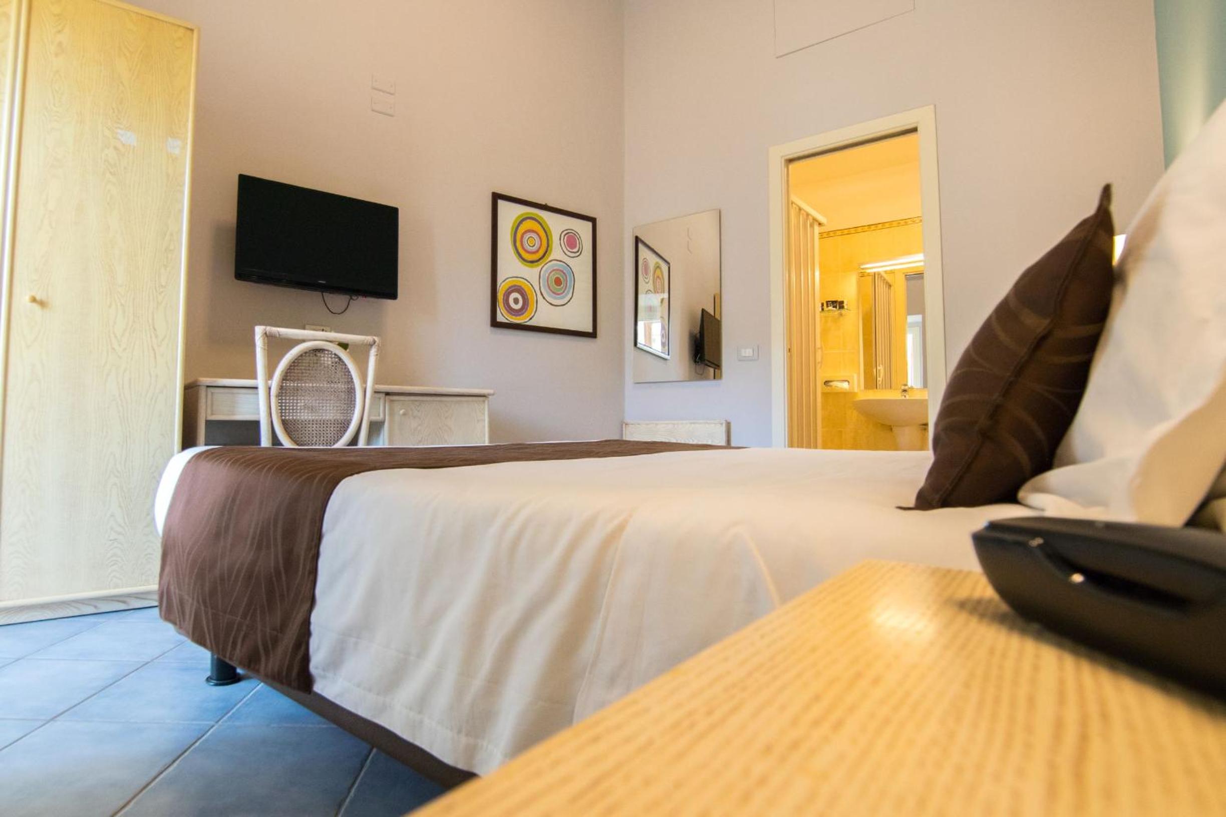 Double Room without Window - Photo 4