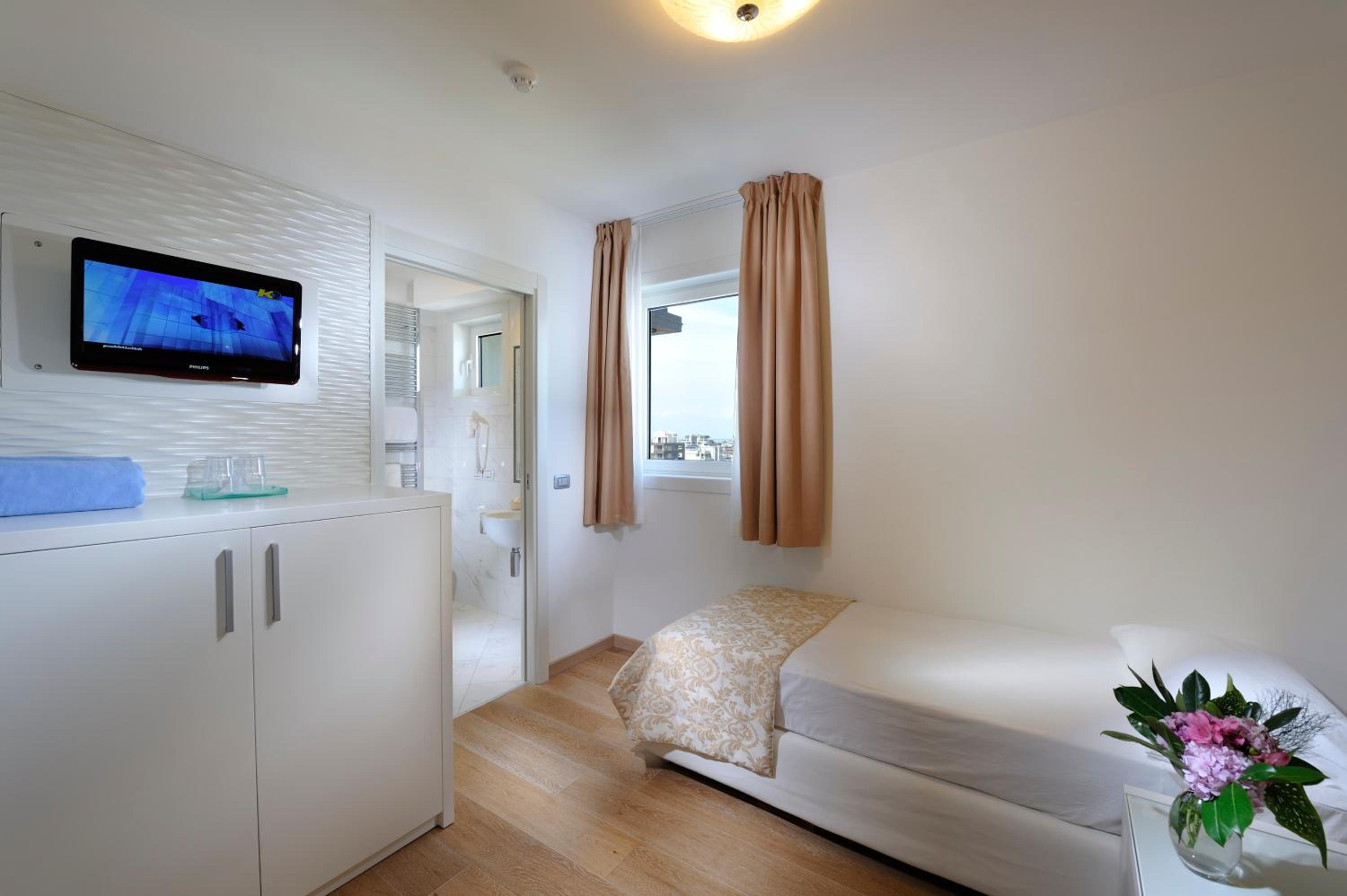 Two-Bedroom Suite with Sea View for adults only. photo 2