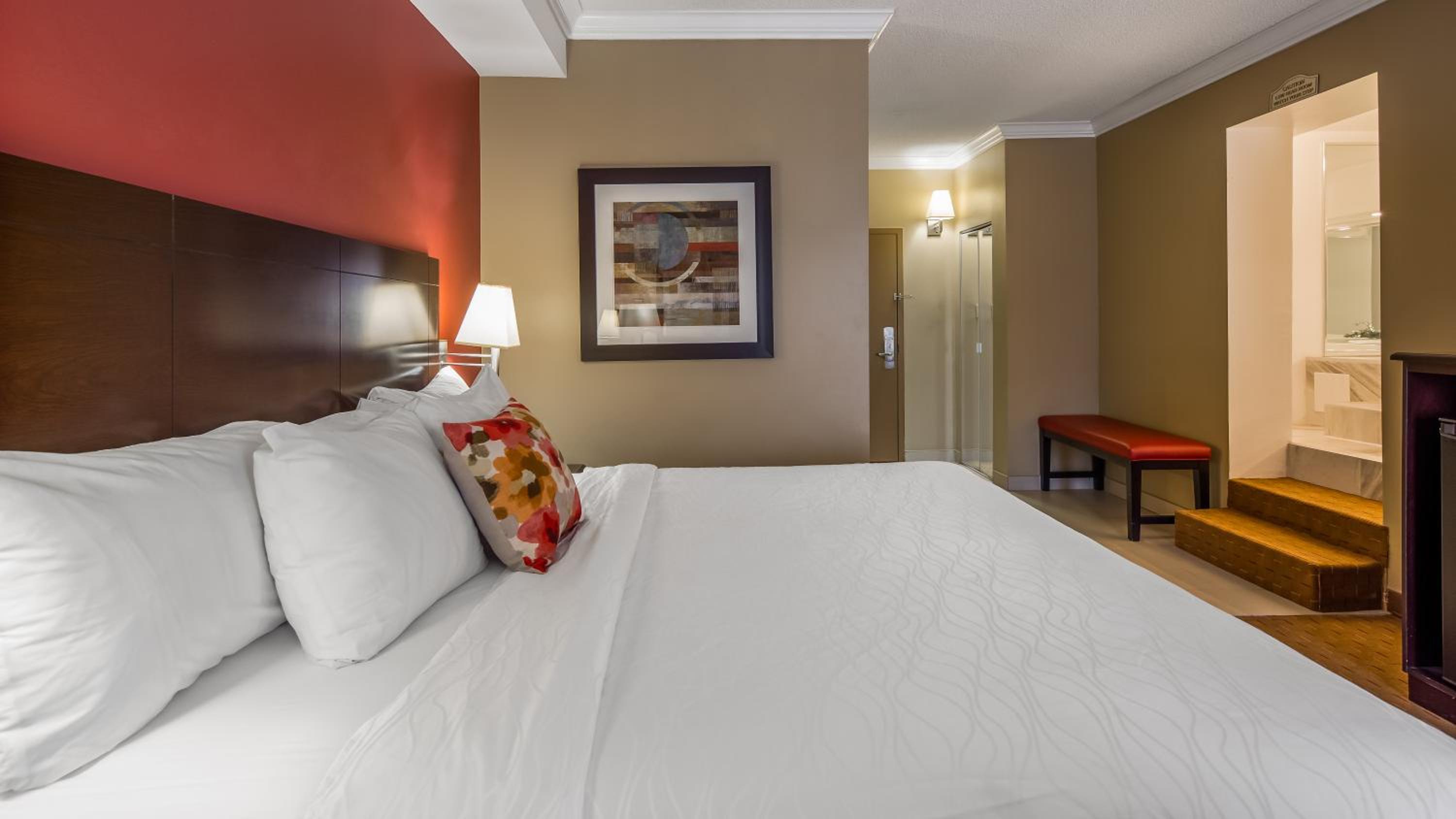 King Suite with Spa Bath - Photo 4