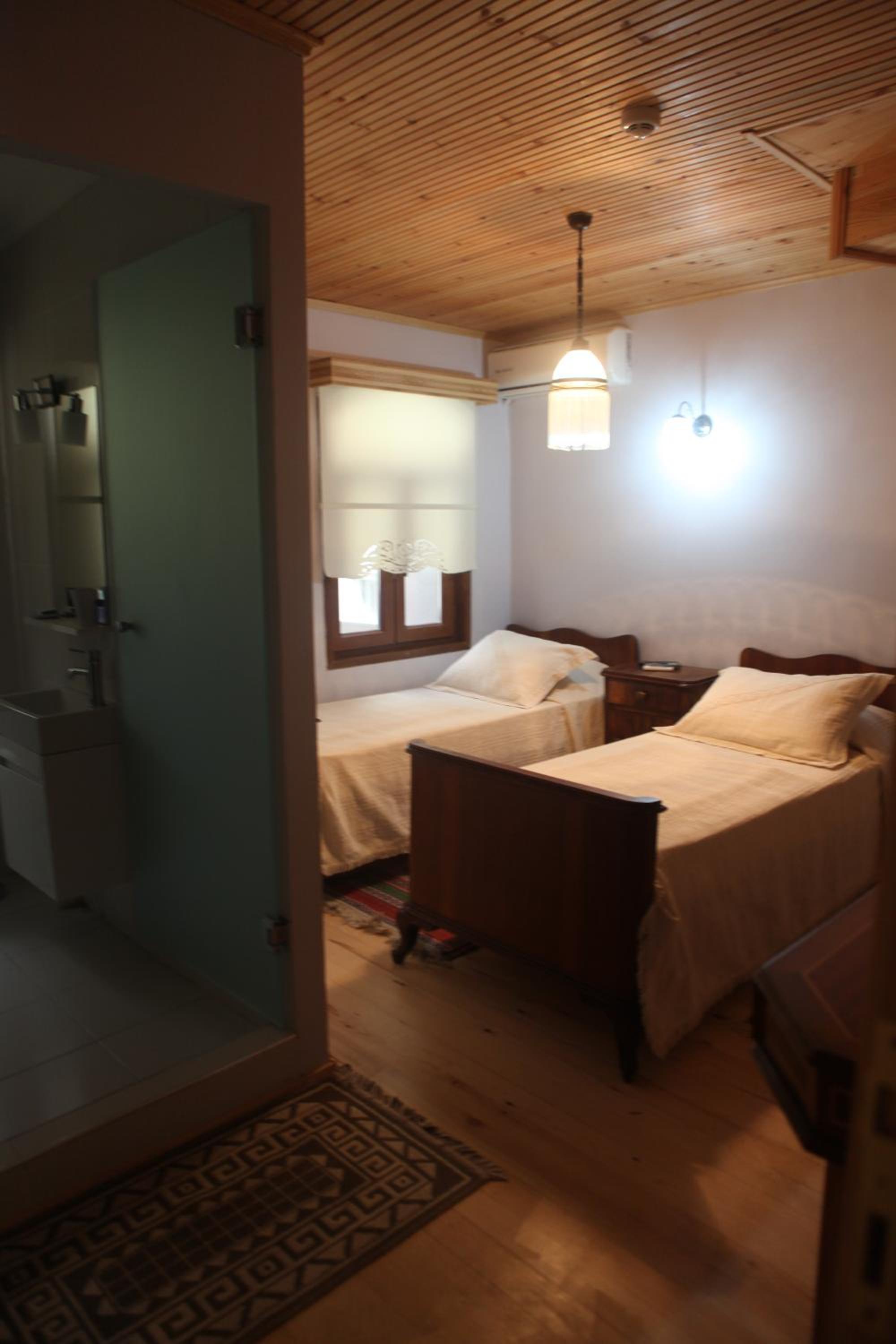 Economy Twin Room photo 2
