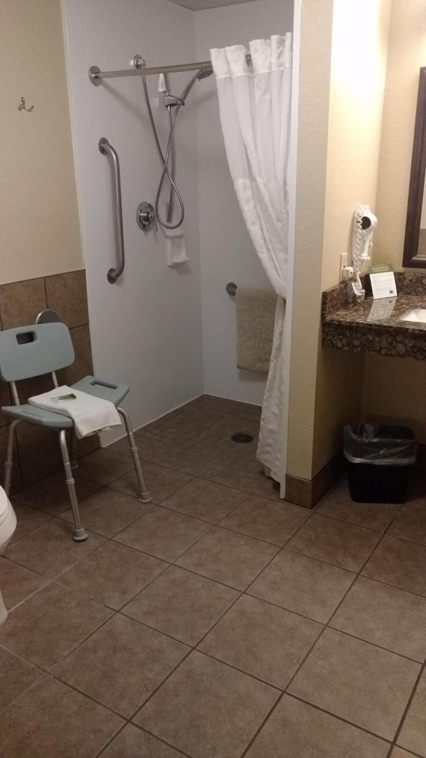 Queen Room - Mobility Access/Non-Smoking - Photo 2