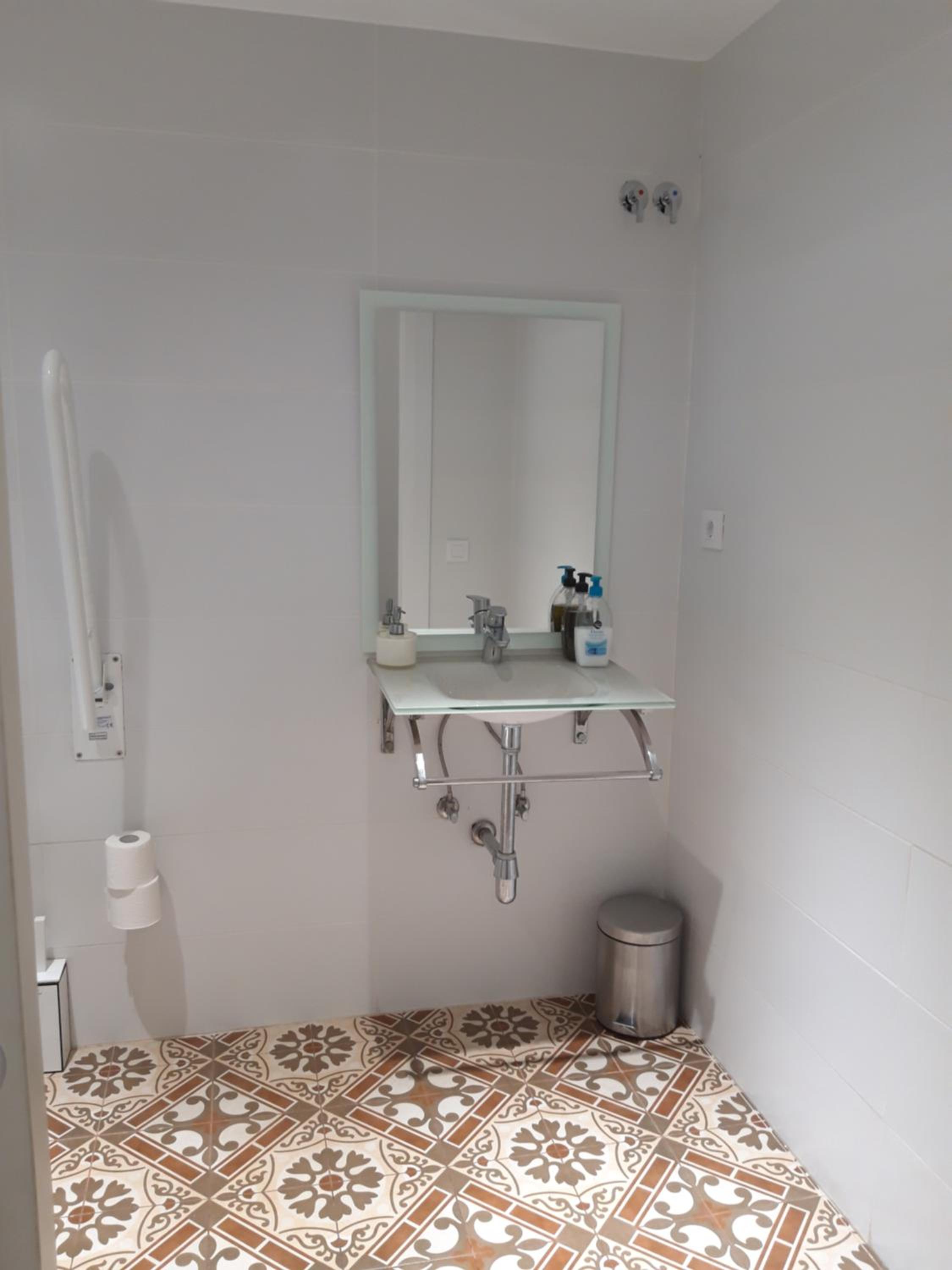 Single Room - Disability Access with Private Bathroom photo 2