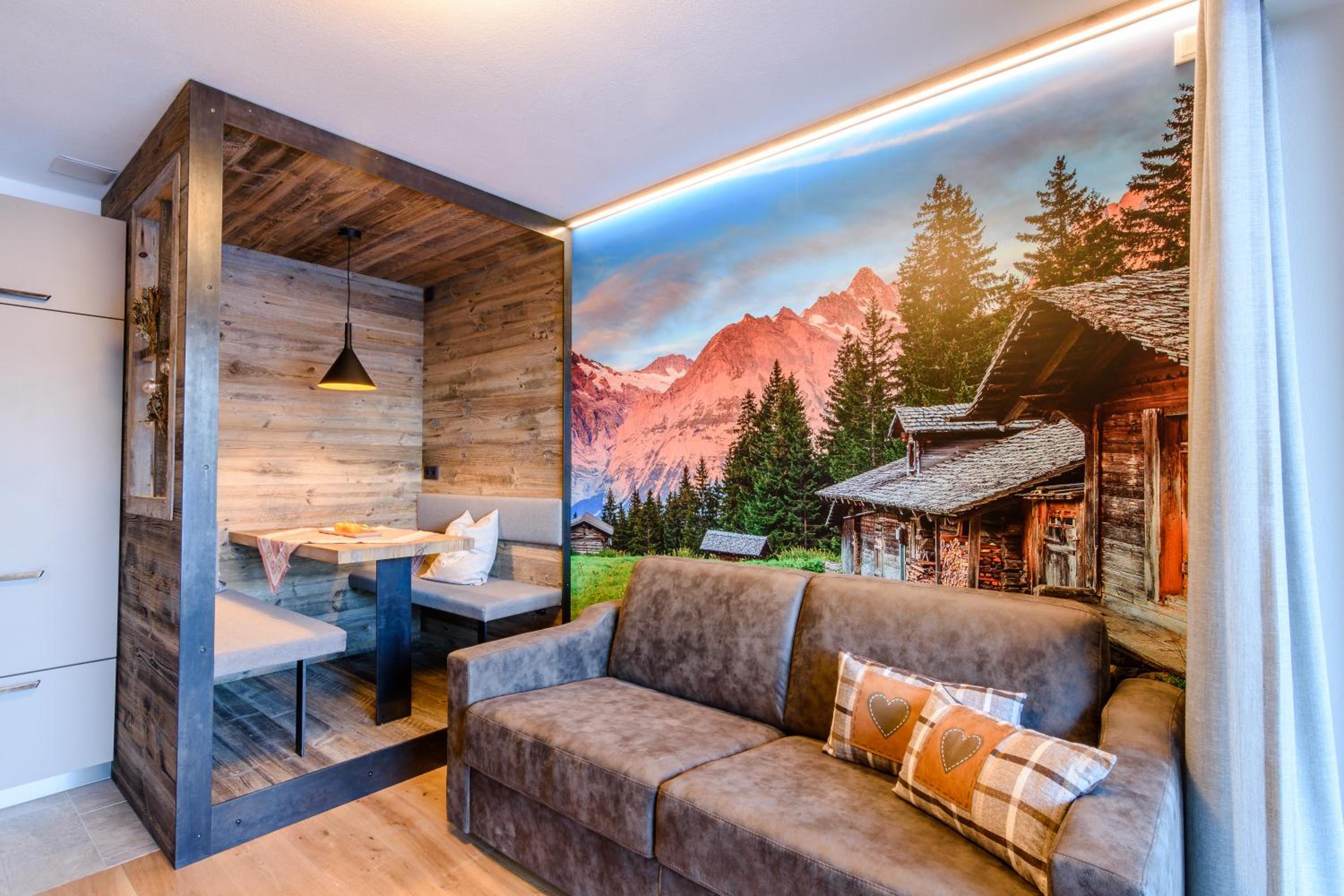 Apartment with Mountain View