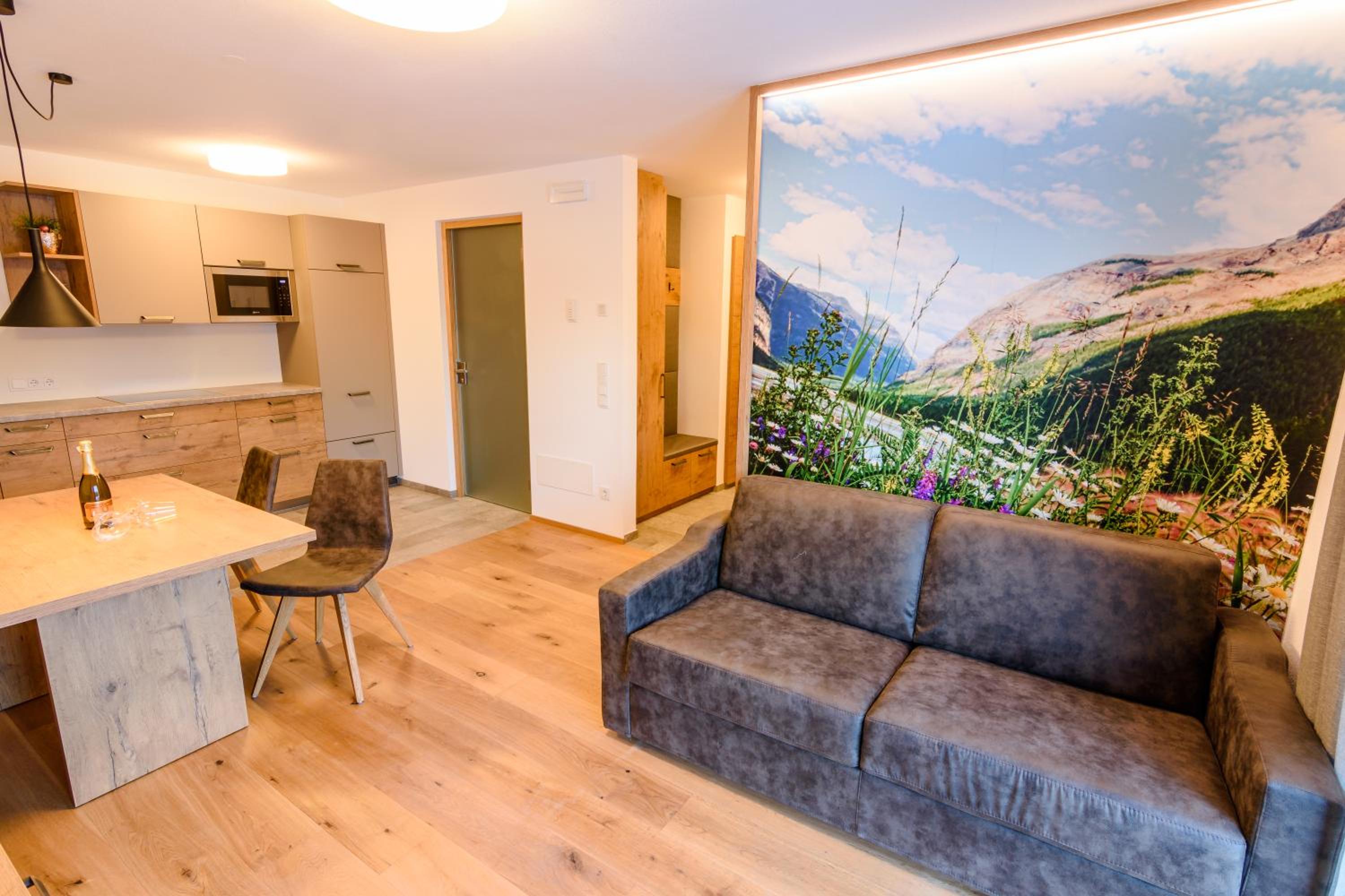 Apartment with Mountain View
