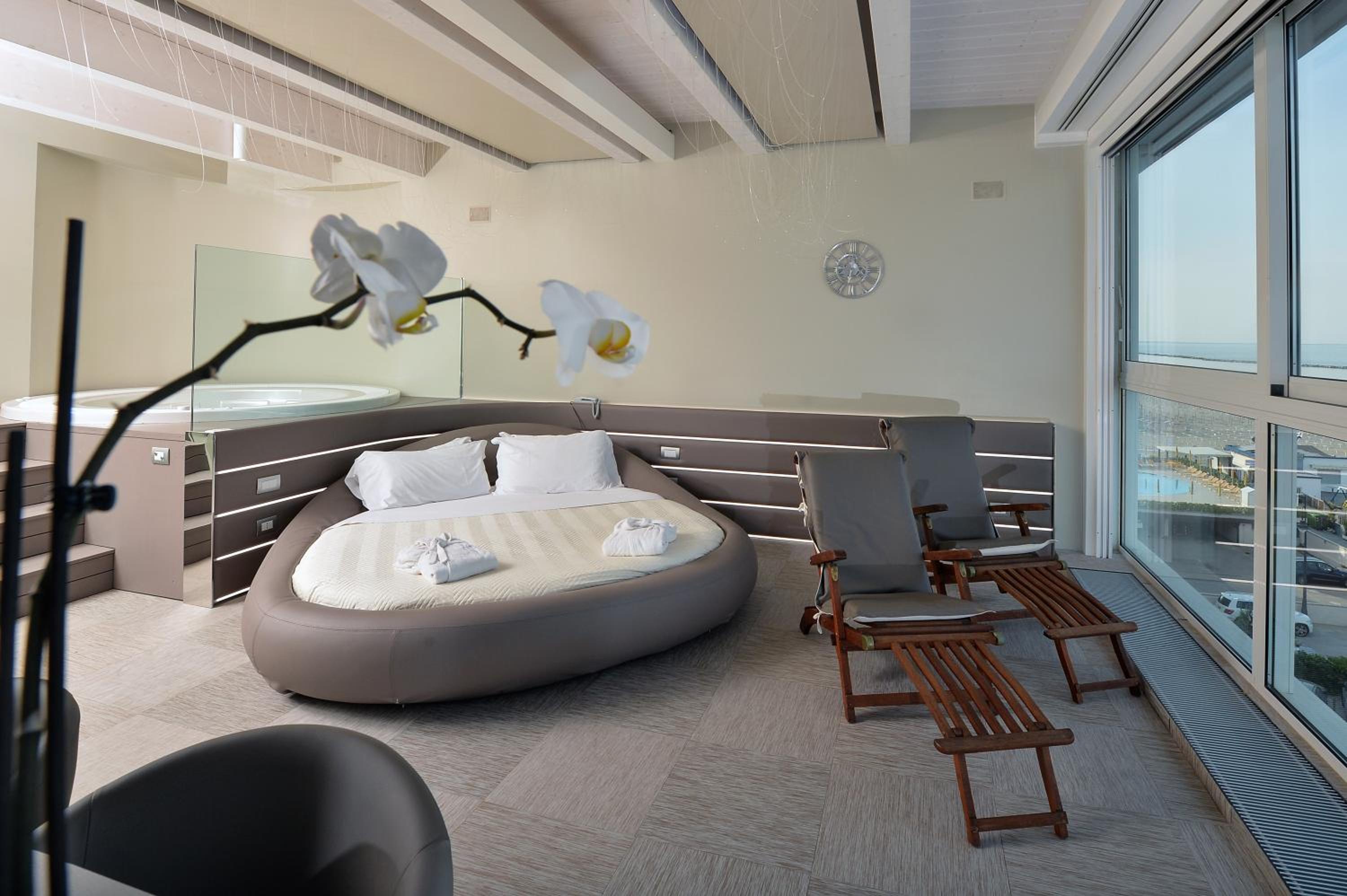 Suite - Photo 16