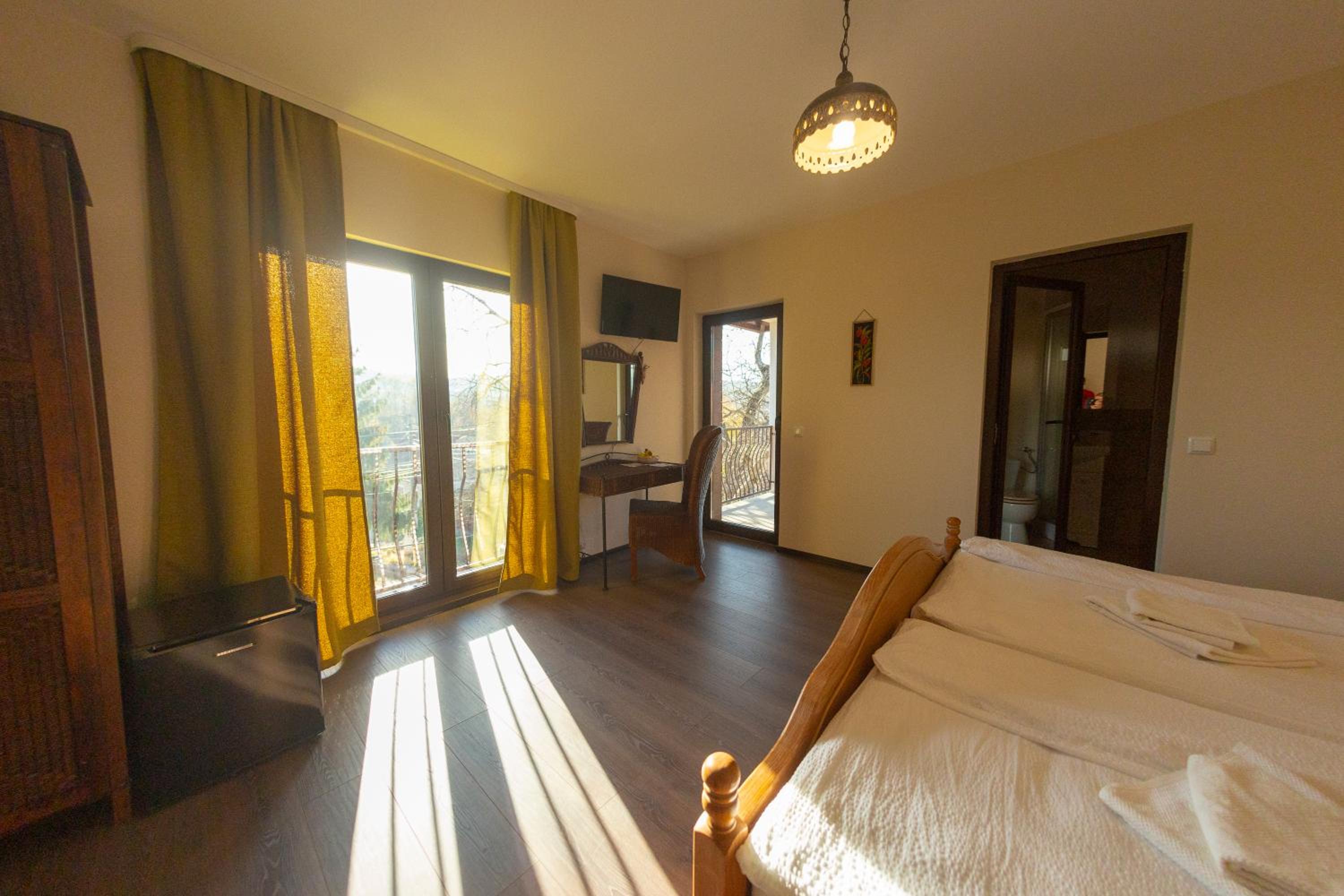 Deluxe Double Room with Balcony - Photo 4