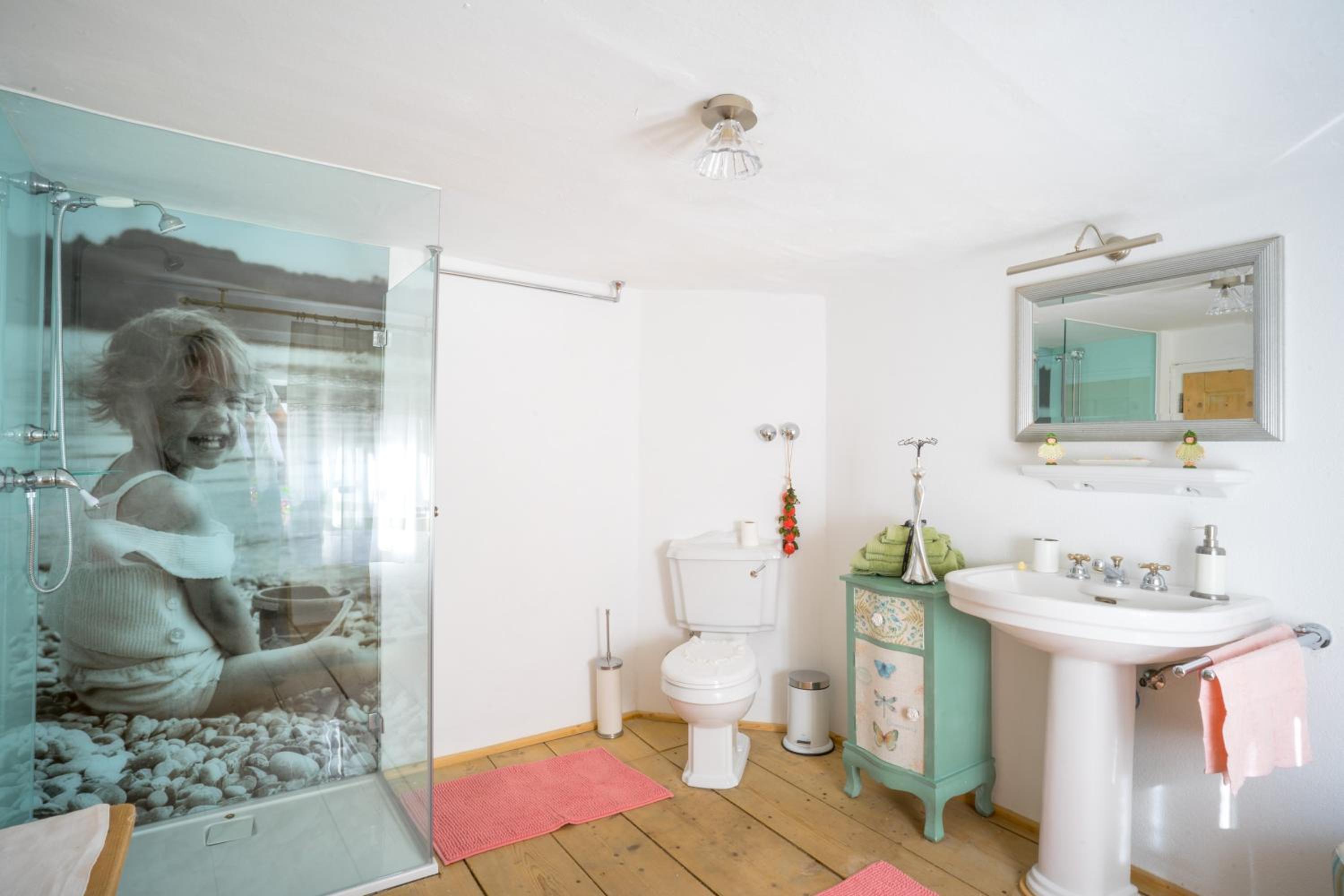 Deluxe Double Room (2 Adults + 1 Child) - Photo 3