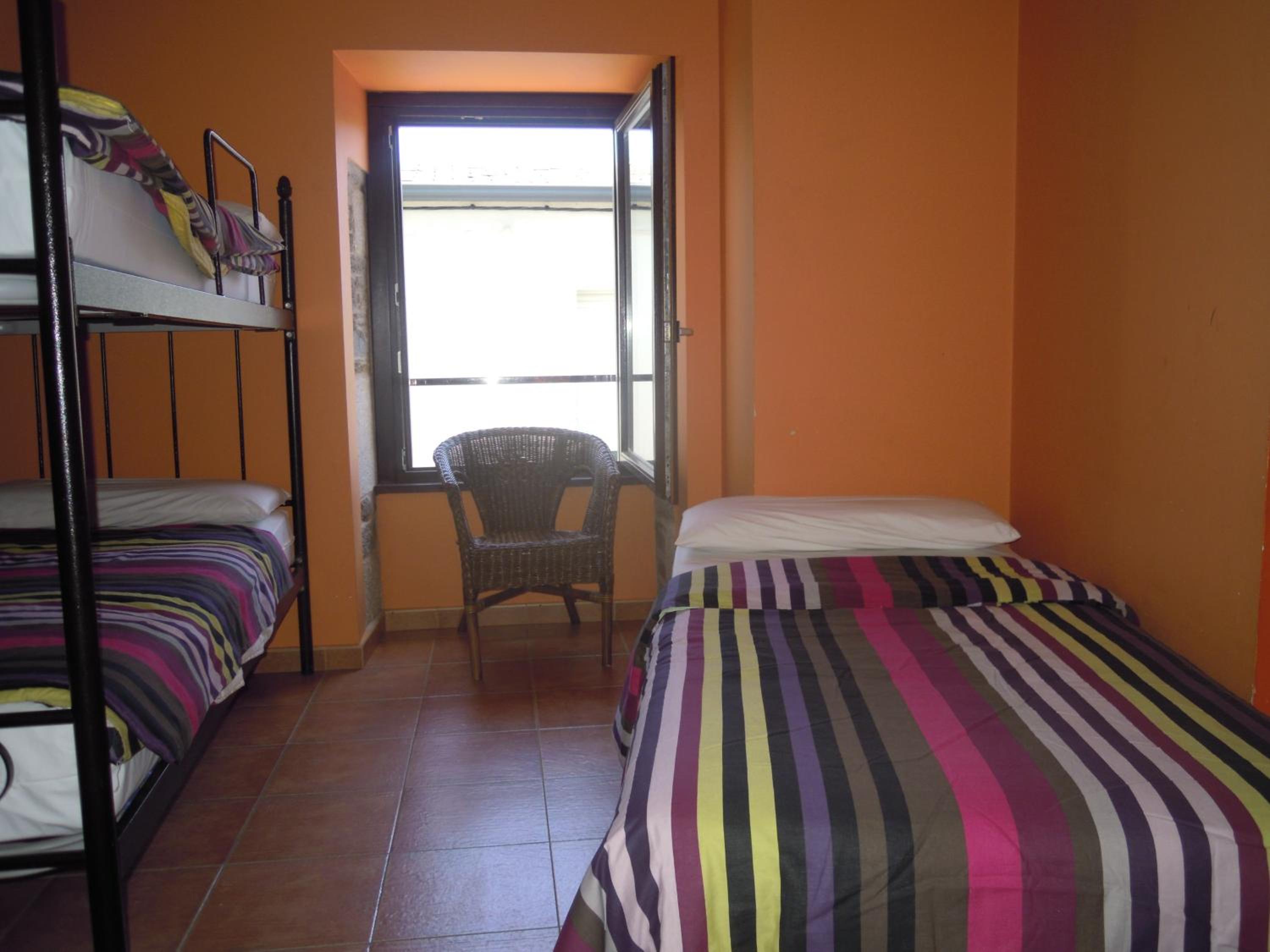 Cama individual en habitación compartida mixta