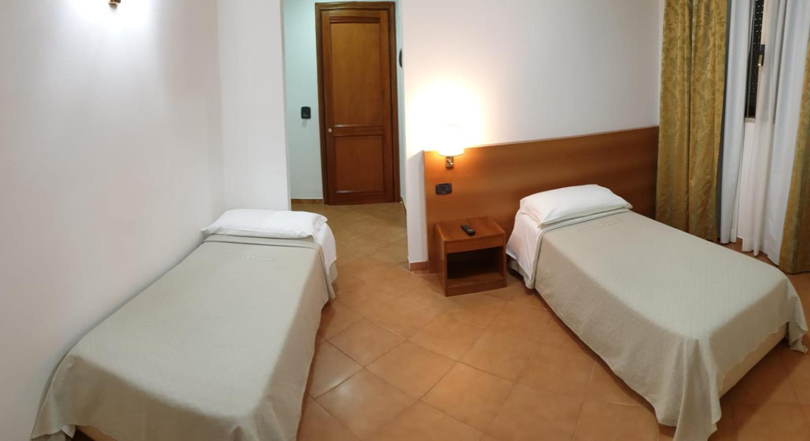 Economy Twin Room photo 2