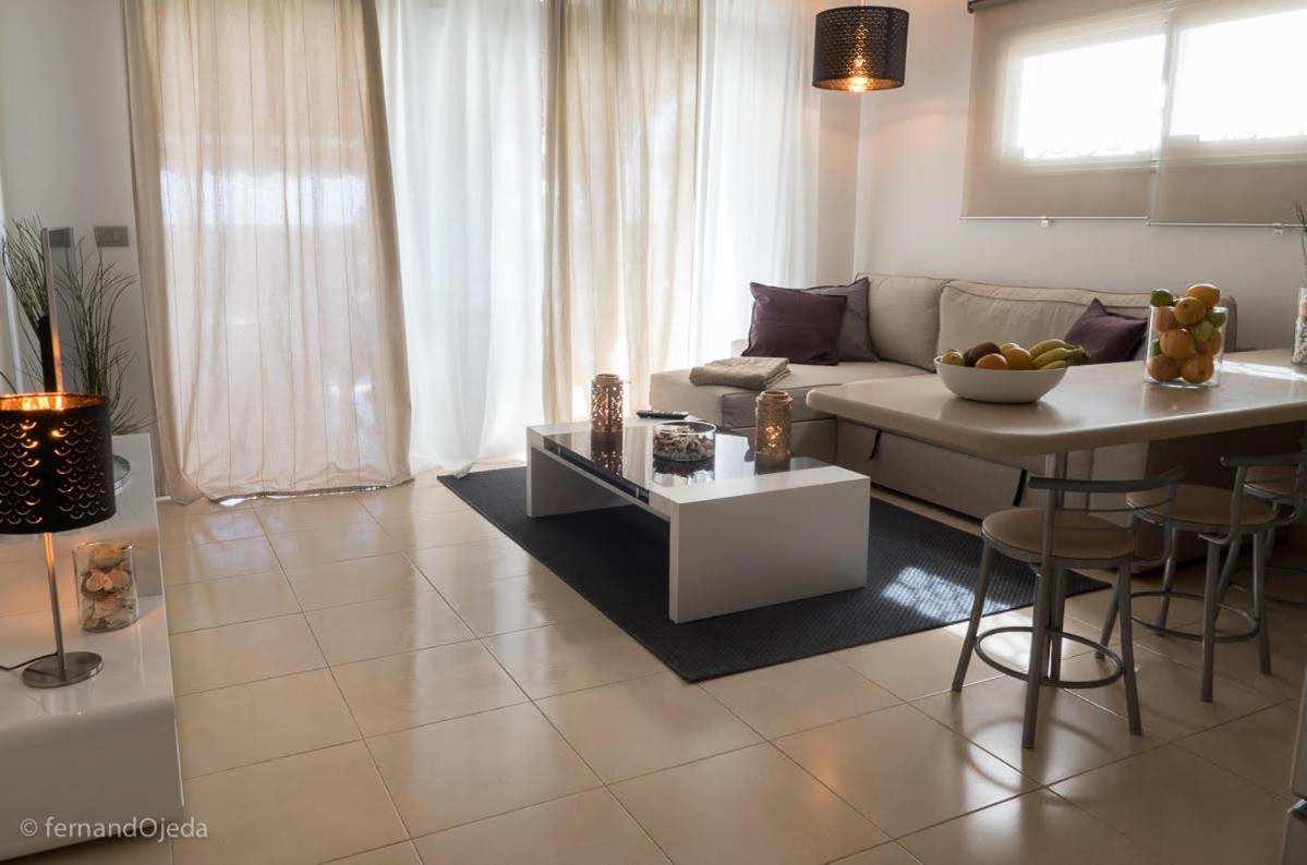 Apartamento de 3 habitaciones con vistas al mar y jardín.