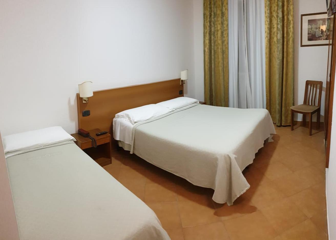 Economy Triple Room photo 2