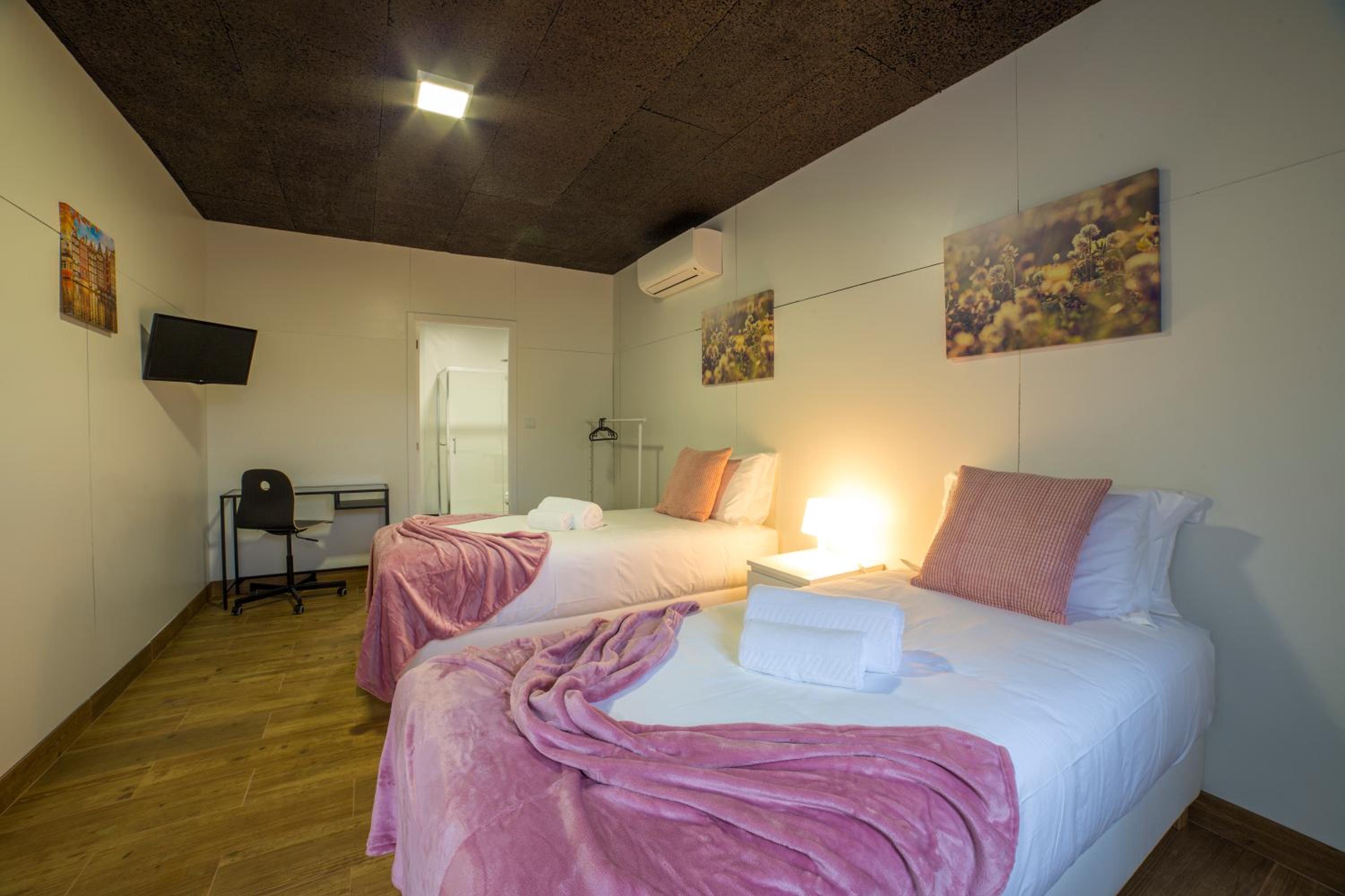 Twin Room with Bathroom - Photo 1