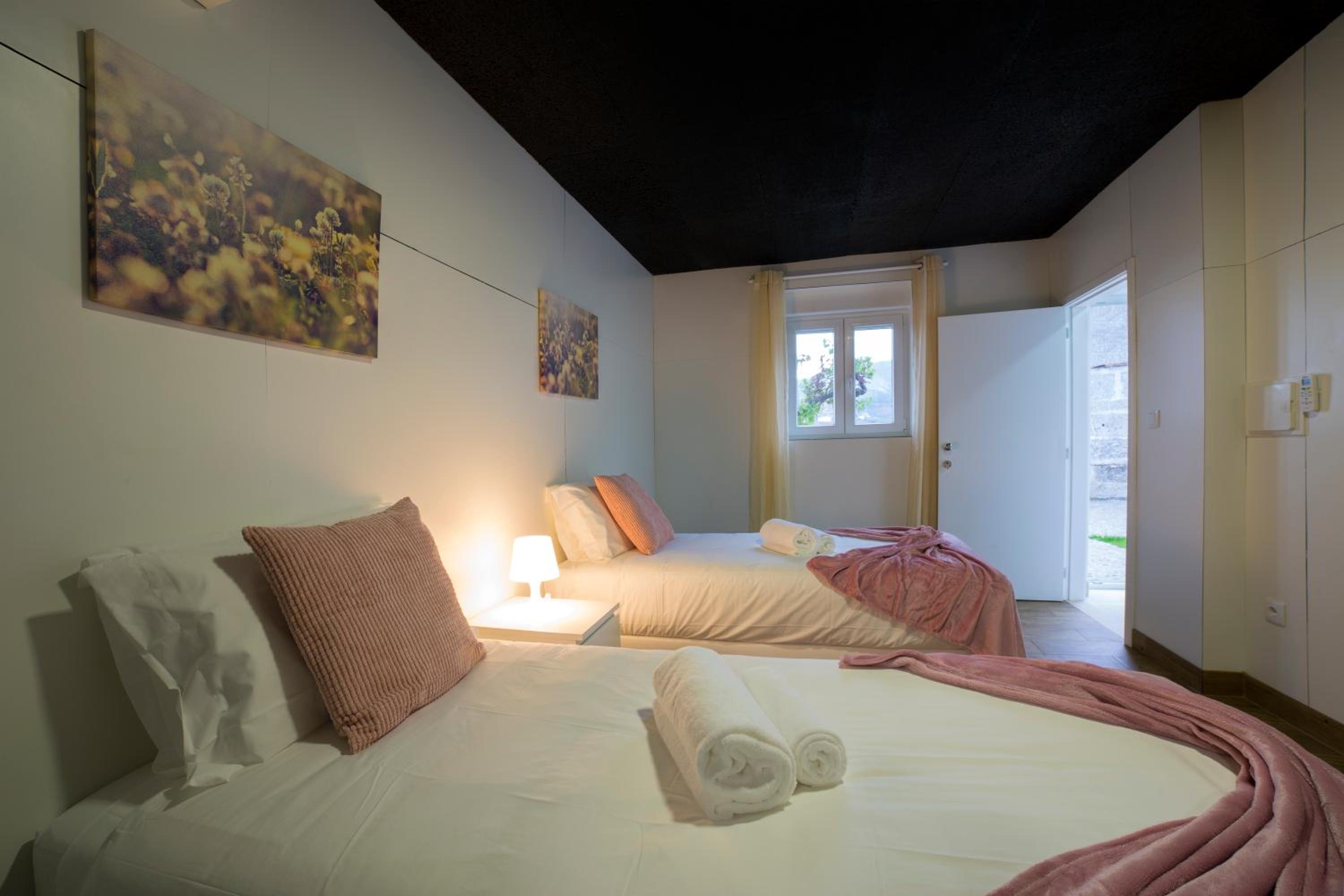 Twin Room with Bathroom - Photo 4