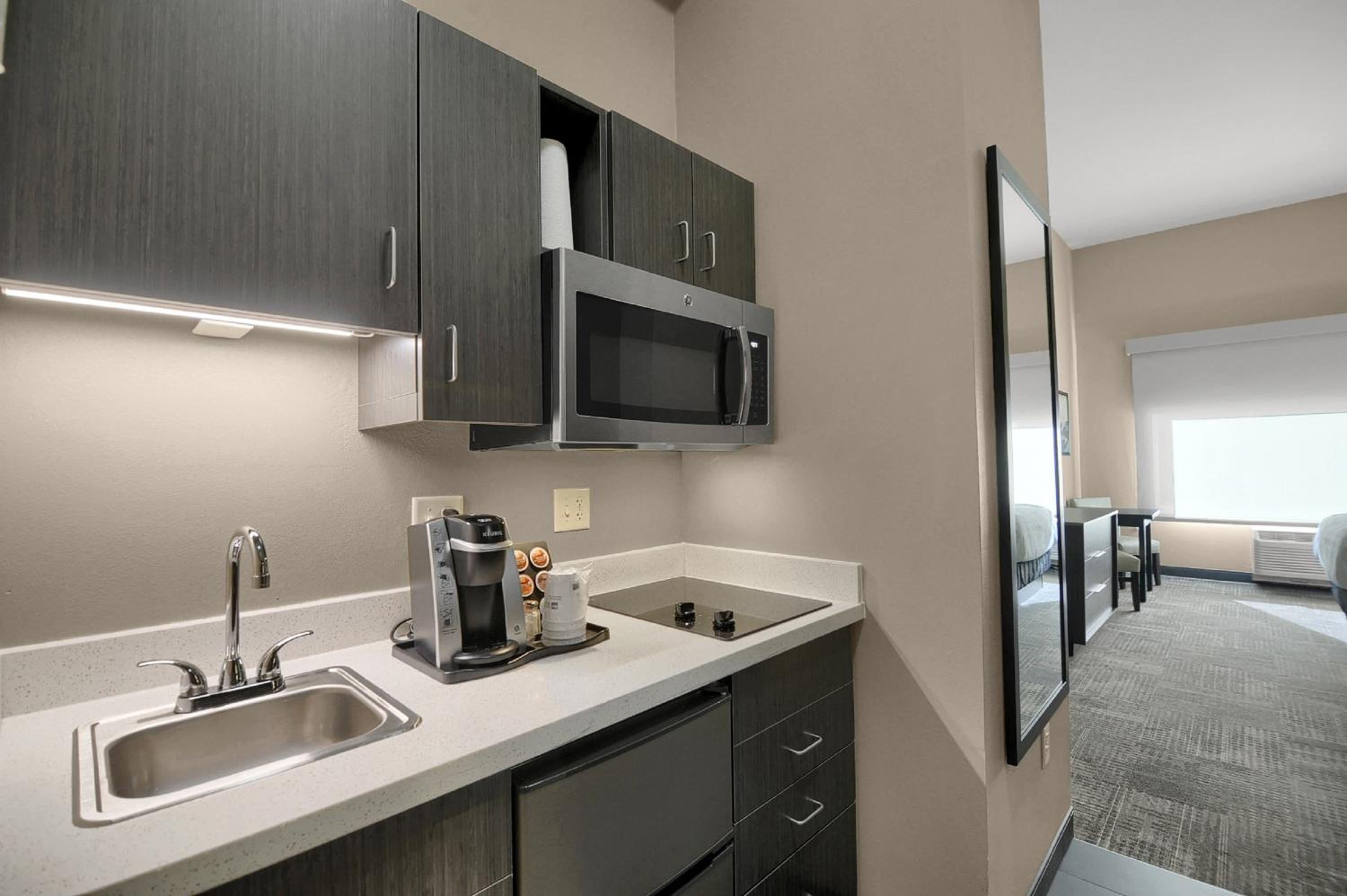 Queen Room with Two Queen Beds and Kitchenette photo 3